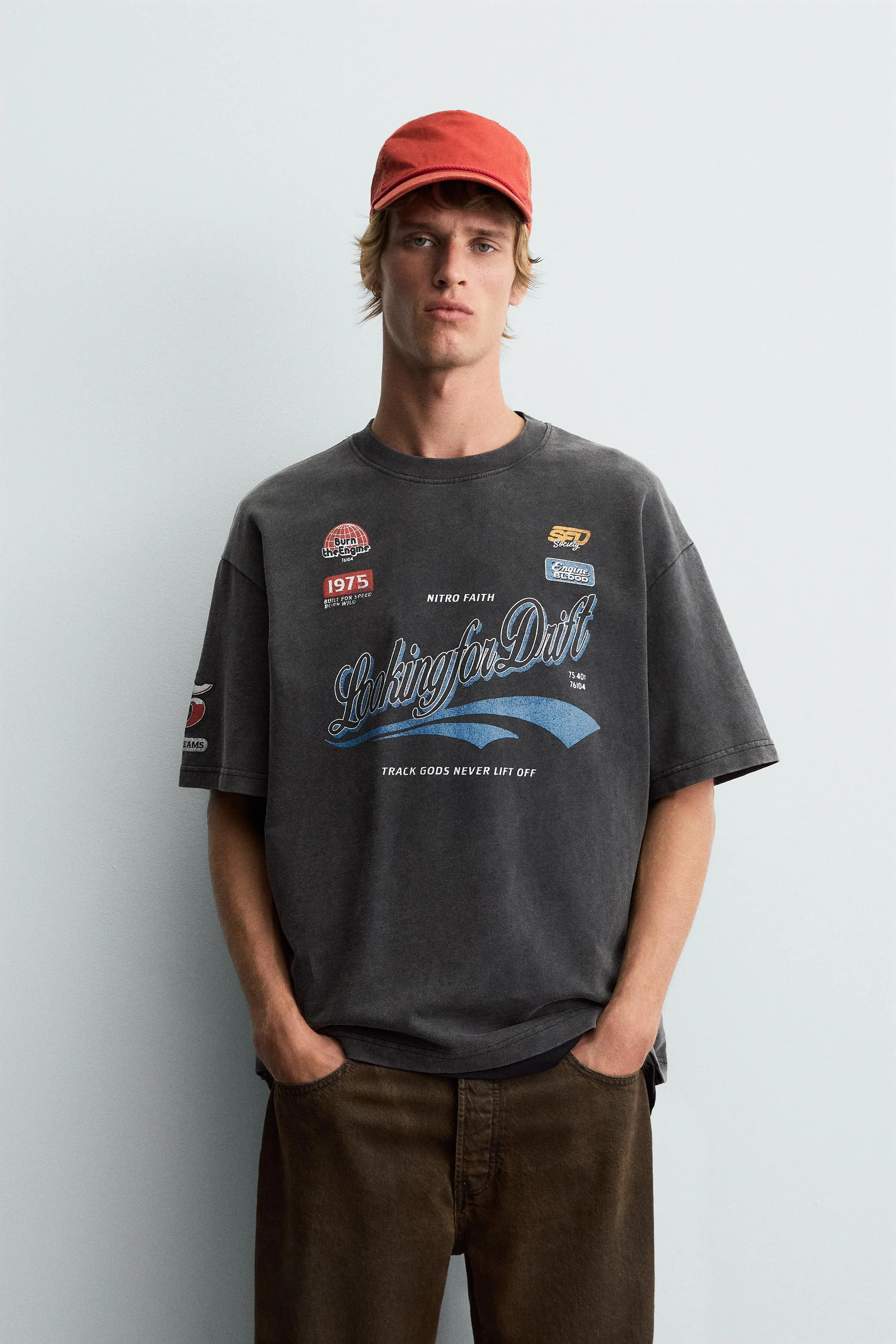 تی‌شرت با طرح گرافیکی لوگو