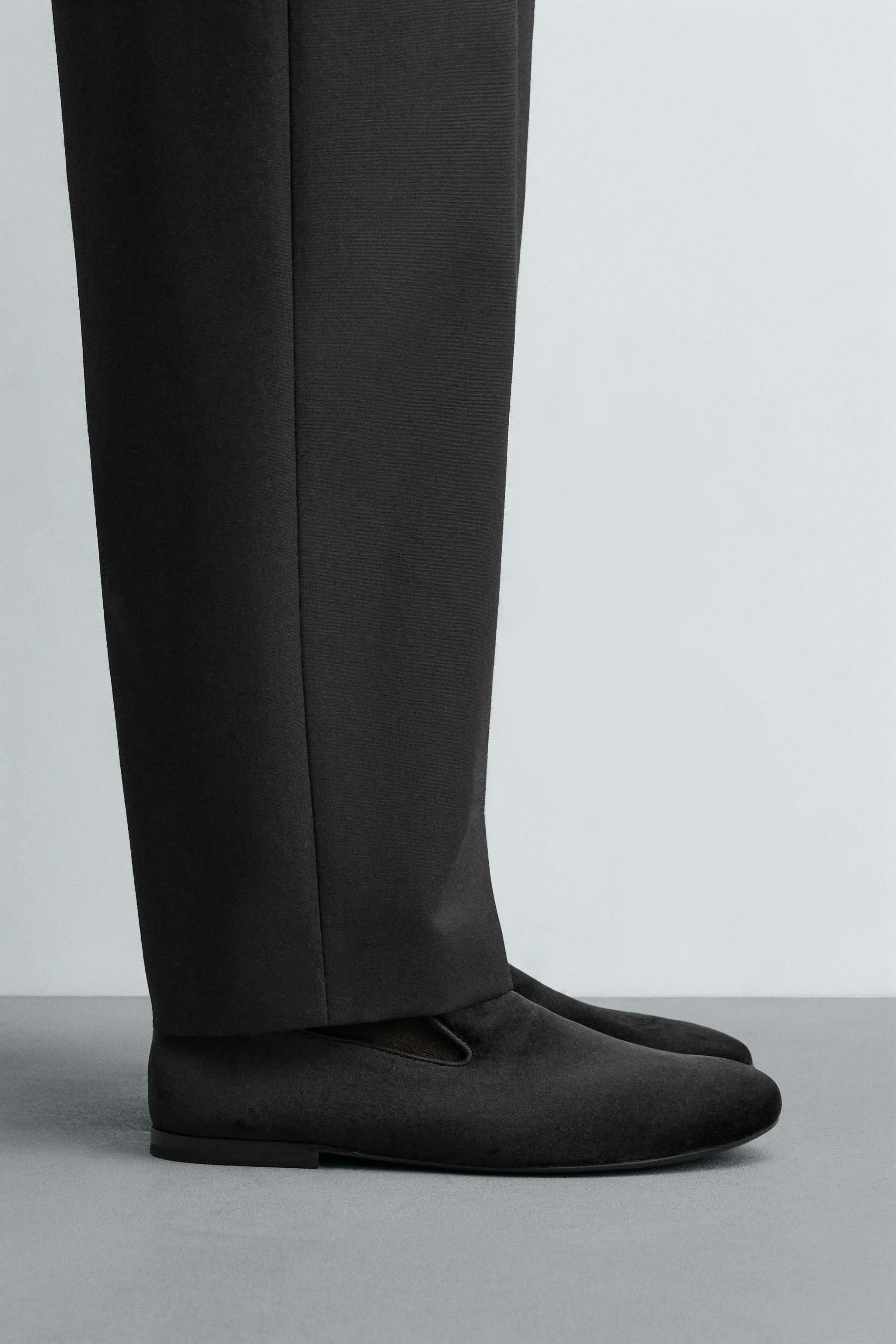 کفش کالج با بافت مخملی. رویه ساده. نوک گرد. زیره بسیار نازک.