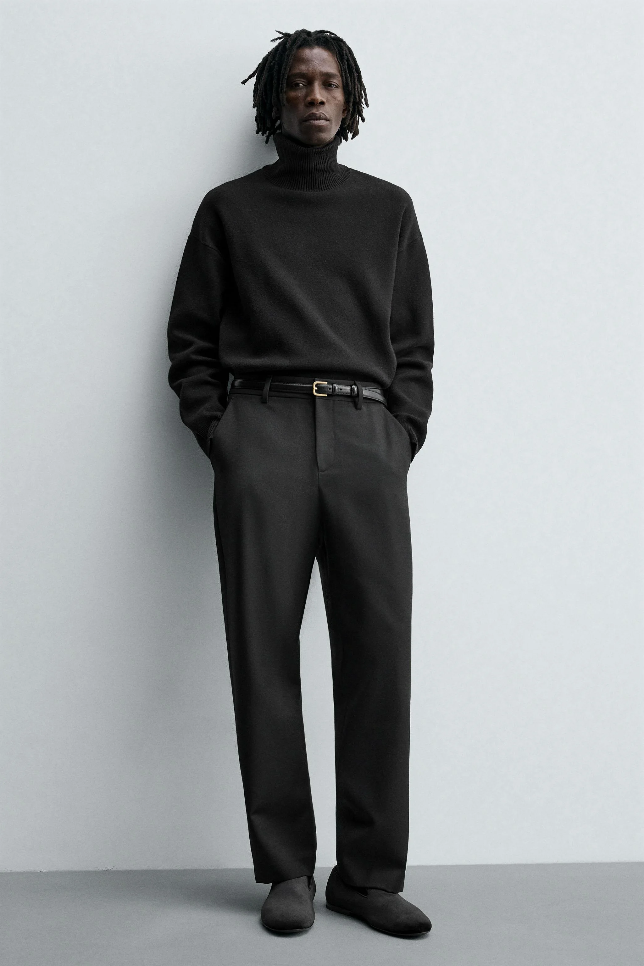 کفش کالج با بافت مخملی. رویه ساده. نوک گرد. زیره بسیار نازک.