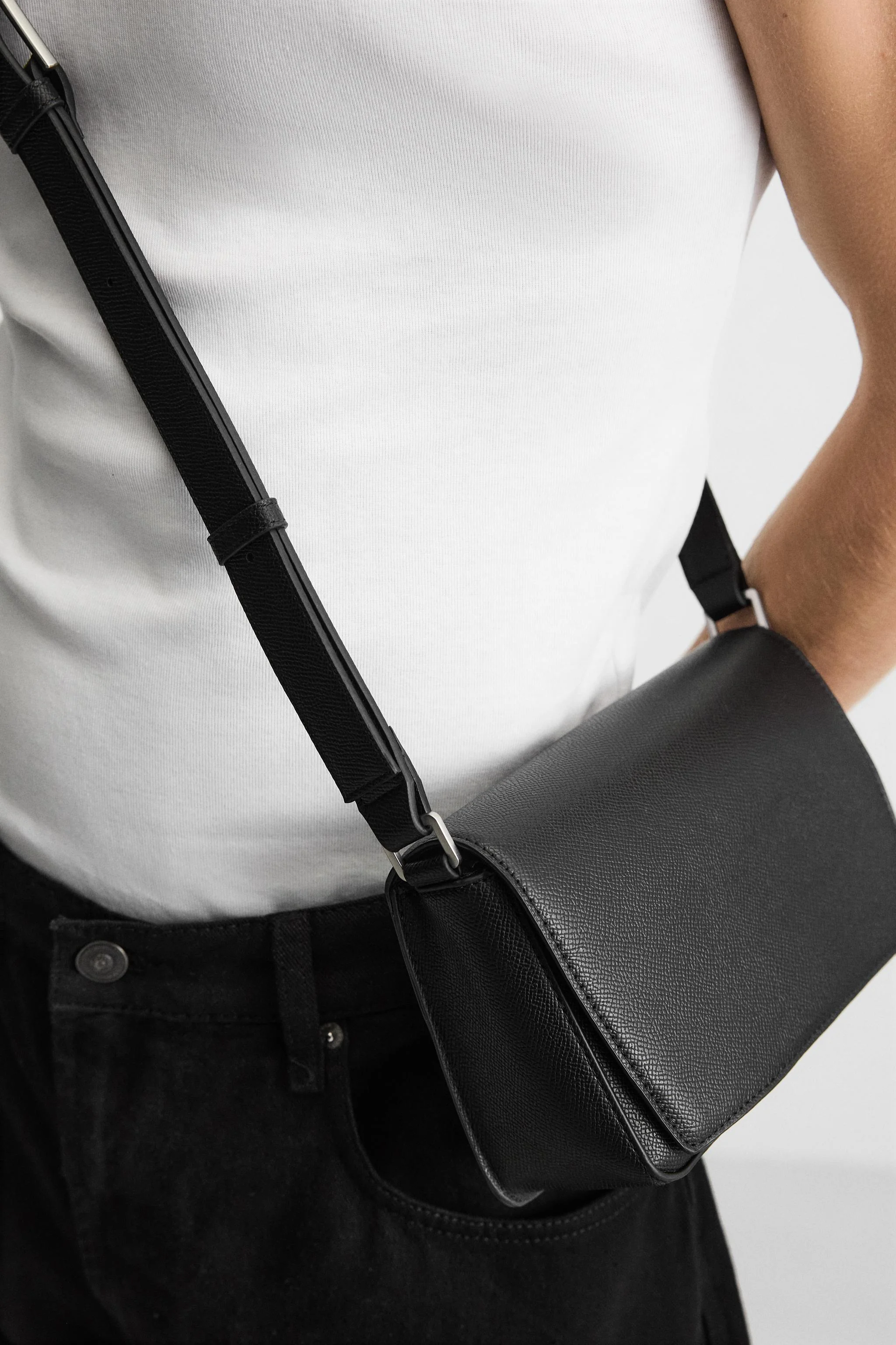 کیف رودوشی با بافت برجسته. دارای محفظه اصلی با بست مغناطیسی. قسمت داخلی دارای یک جیب زیپ‌دار. بند شانه‌ای قابل تنظیم. ارتفاع x طول x عرض: 13 x 20 x 8 سانتی‌متر.