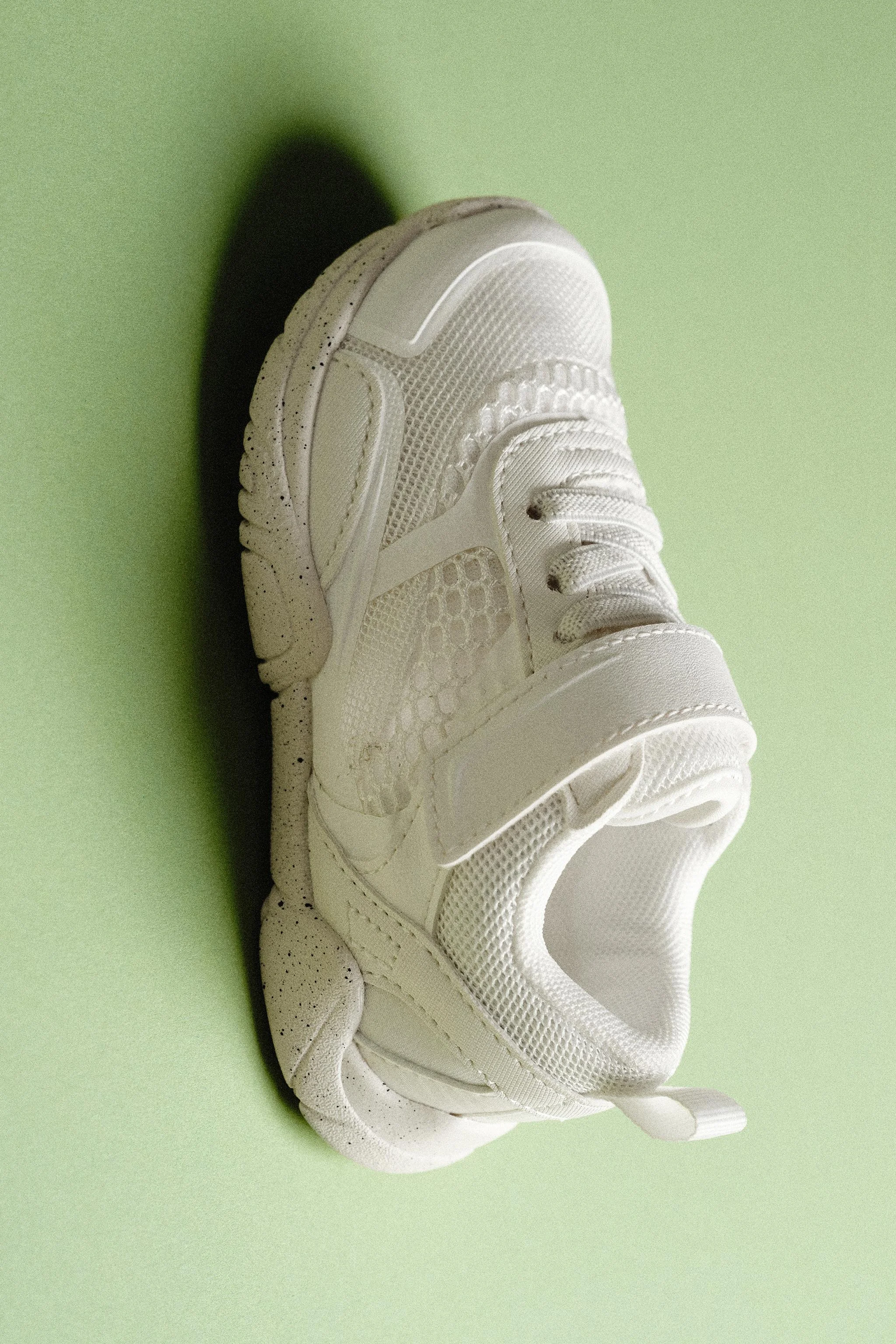 کفش ورزشی چند تکه با انعطاف پذیری بالا. پنجه گرد، پهن و کاربردی با فضای کافی برای حرکت آزادانه انگشتان پا. دارای بندهای کشی و بست چسبی. زبانه پشتی برای سهولت در پوشیدن. کفی قابل جابجایی. زیره لاستیکی انعطاف پذیر با زیره تخت و پاشنه بسیار منعطف. STARFIT کفش ورزشی چند تکه با انعطاف پذیری بالا. پنجه گرد، پهن و کاربردی با فضای کافی برای حرکت آزادانه انگشتان پا. دارای بندهای کشی و بست چسبی. زبانه پشتی برای سهولت در پوشیدن. کفی قابل جابجایی. زیره لاستیکی انعطاف پذیر با زیره تخت و پاشنه بسیار منعطف. STARFIT