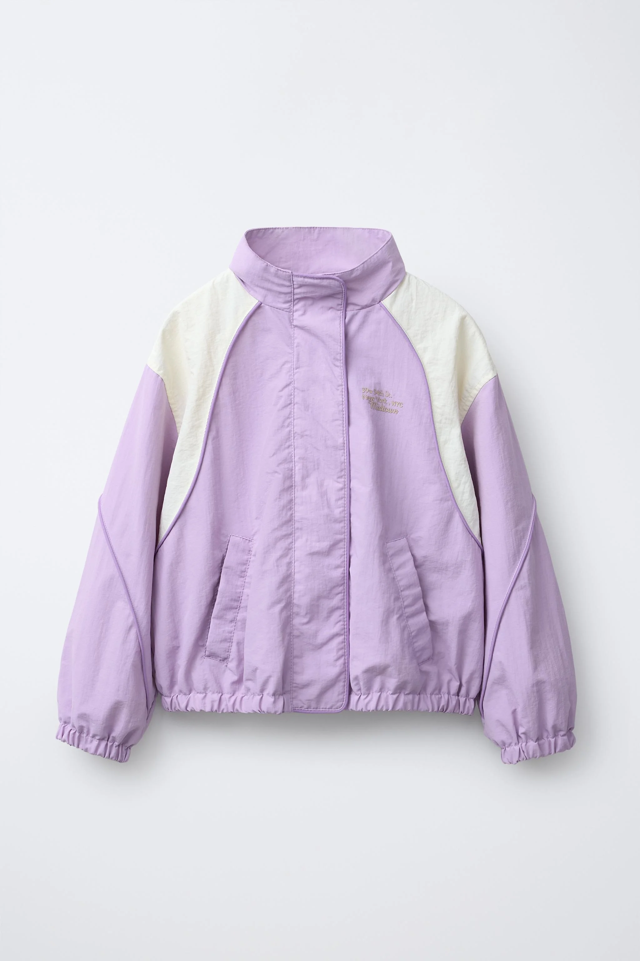 بارانی با جزئیات تزیینی متضاد