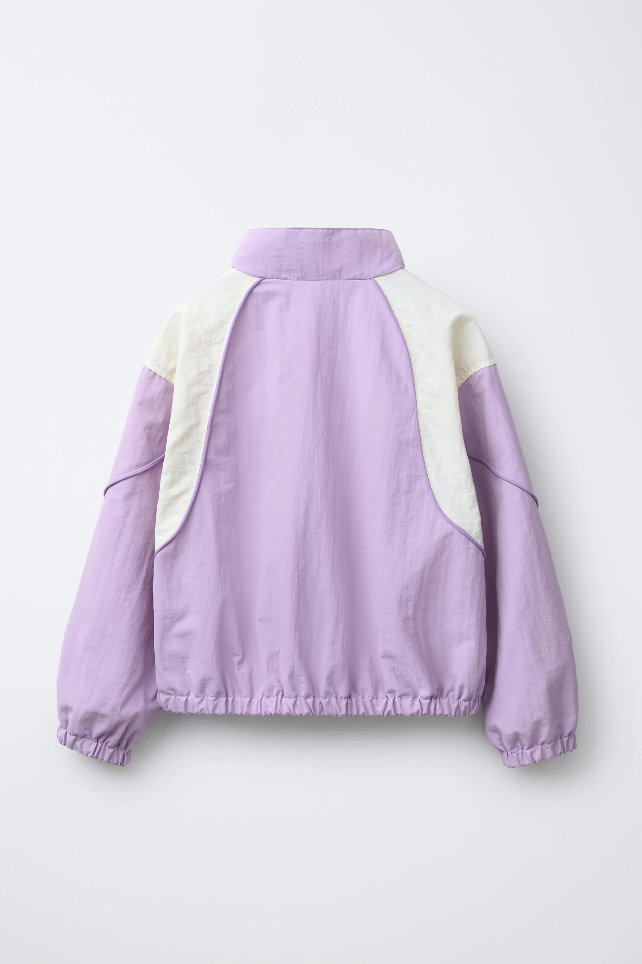 بارانی با جزئیات تزیینی متضاد