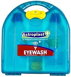 جعبه کمک های اولیه شستشوی چشم Astroplast به همراه دو بطری 500 میلی لیتری محلول نمکی استریل برای محیط کار