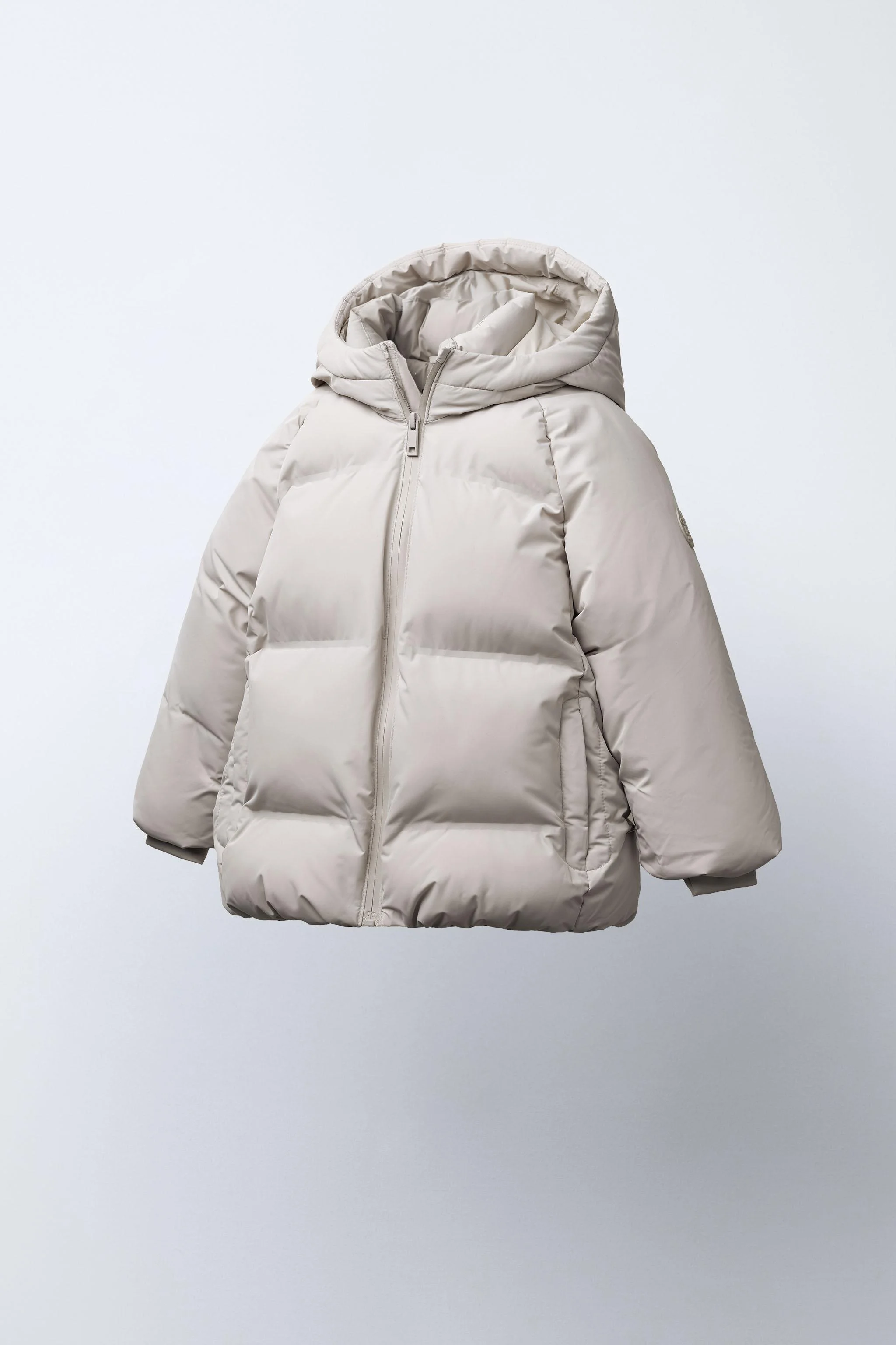 کت با جزئیات برچسب، ساخته شده از پارچه ضد آب