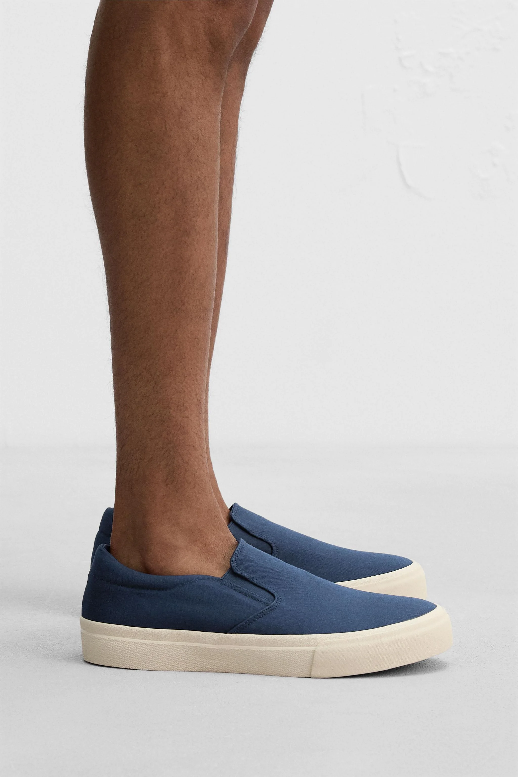 کفش ورزشی پارچه ای بدون بند کفش ورزشی پارچه ای بدون بند