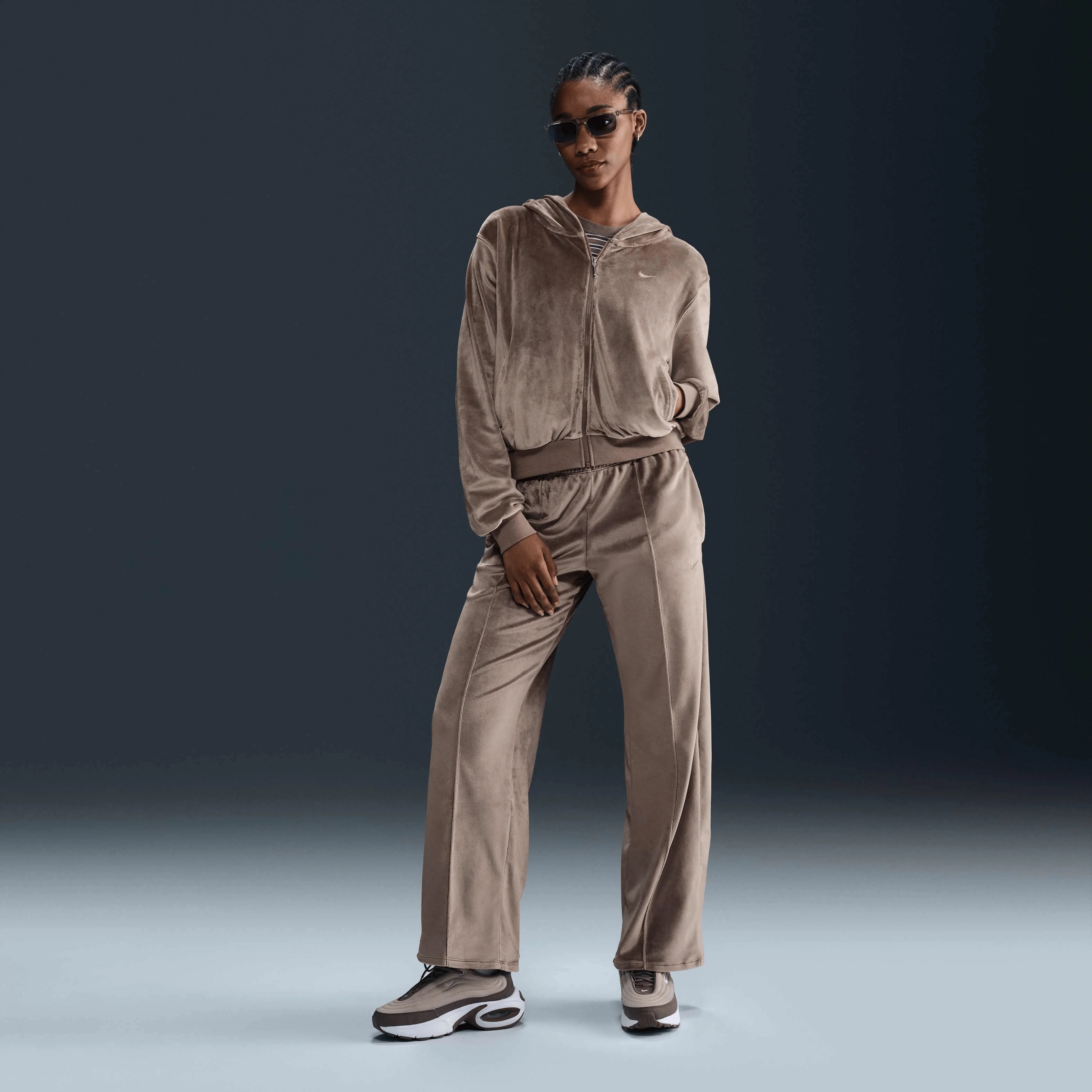 هودی زیپ‌دار زنانه نایکی اسپرتس ویر چیل نیت با پارچه ولوور نرم و مدل آزاد