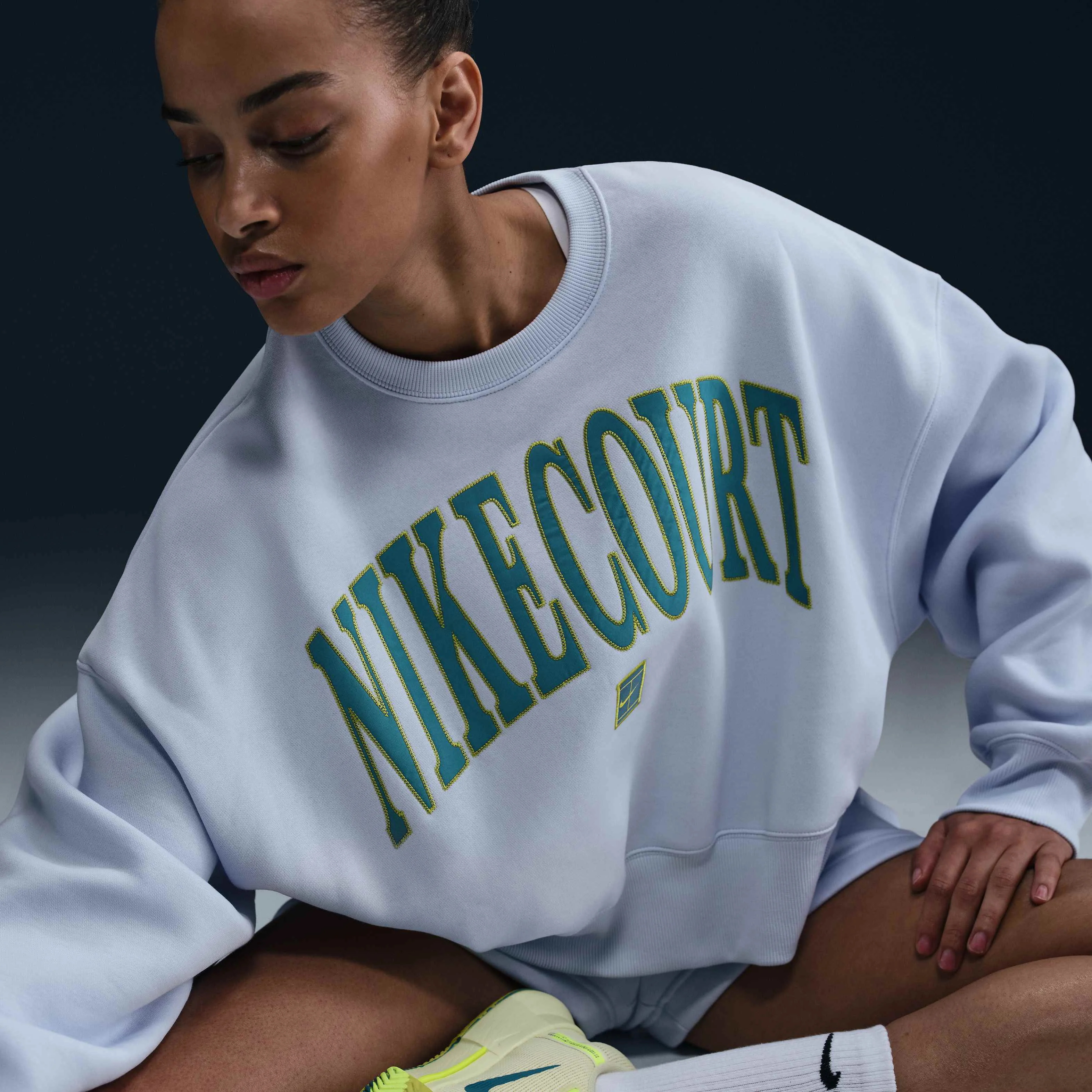 سویشرت تنیس یقه گرد زنانه NikeCourt Phoenix Fleece با سایز بزرگ