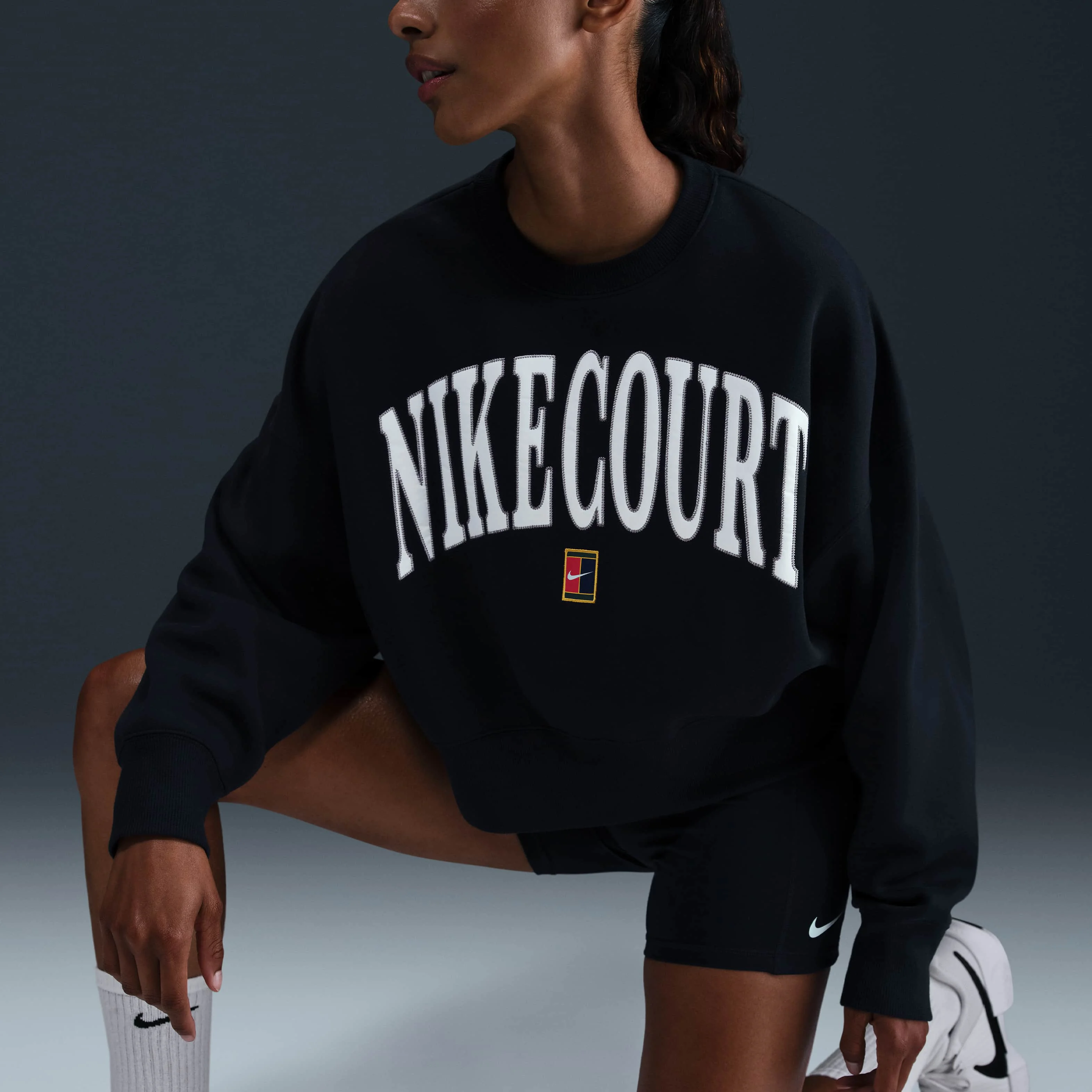 سویشرت تنیس یقه گرد زنانه NikeCourt Phoenix Fleece با سایز بزرگ