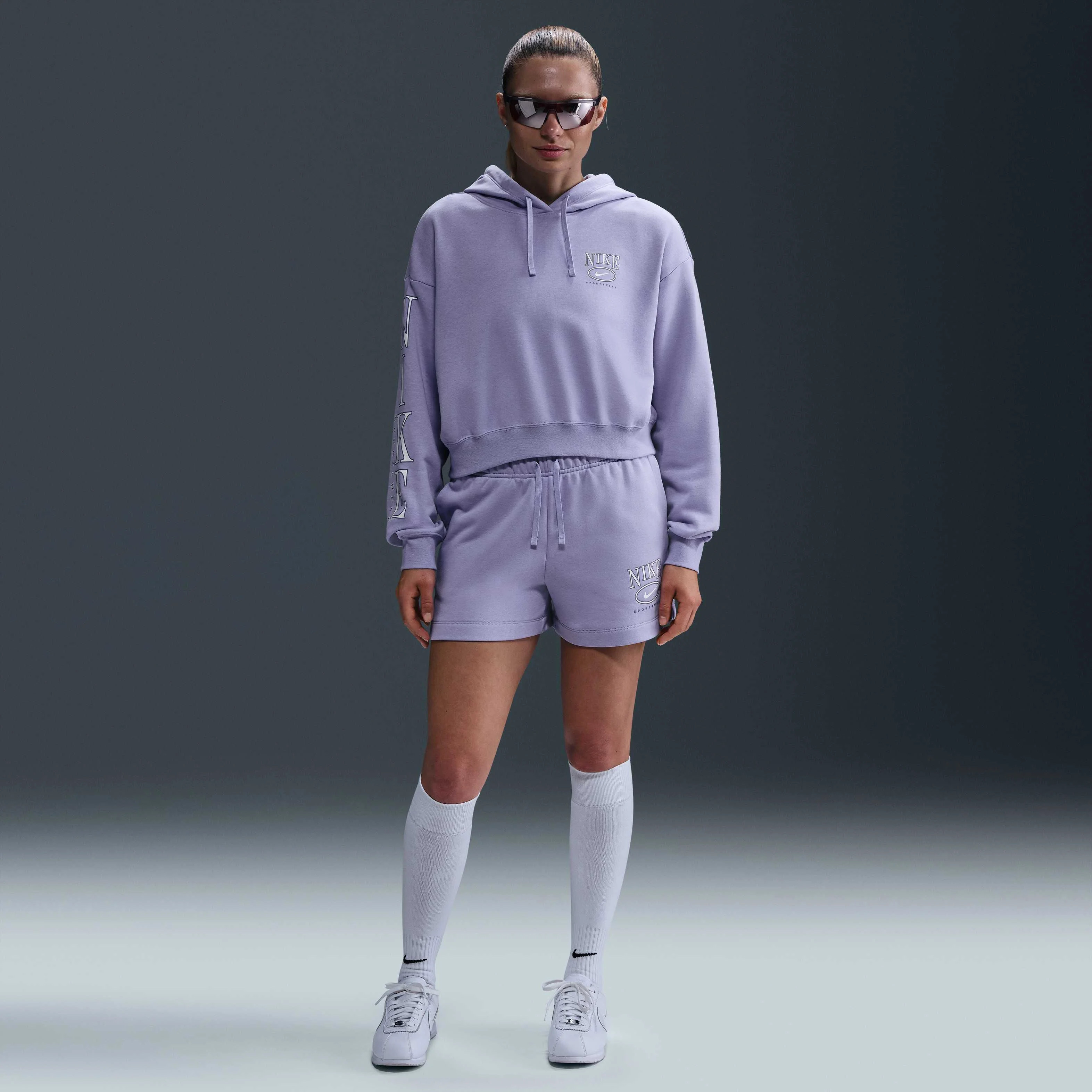 هودی گرافیکی زنانه نایکی Sportswear Club Fleece با سایز بزرگ و قد کوتاه - یاسی یخی