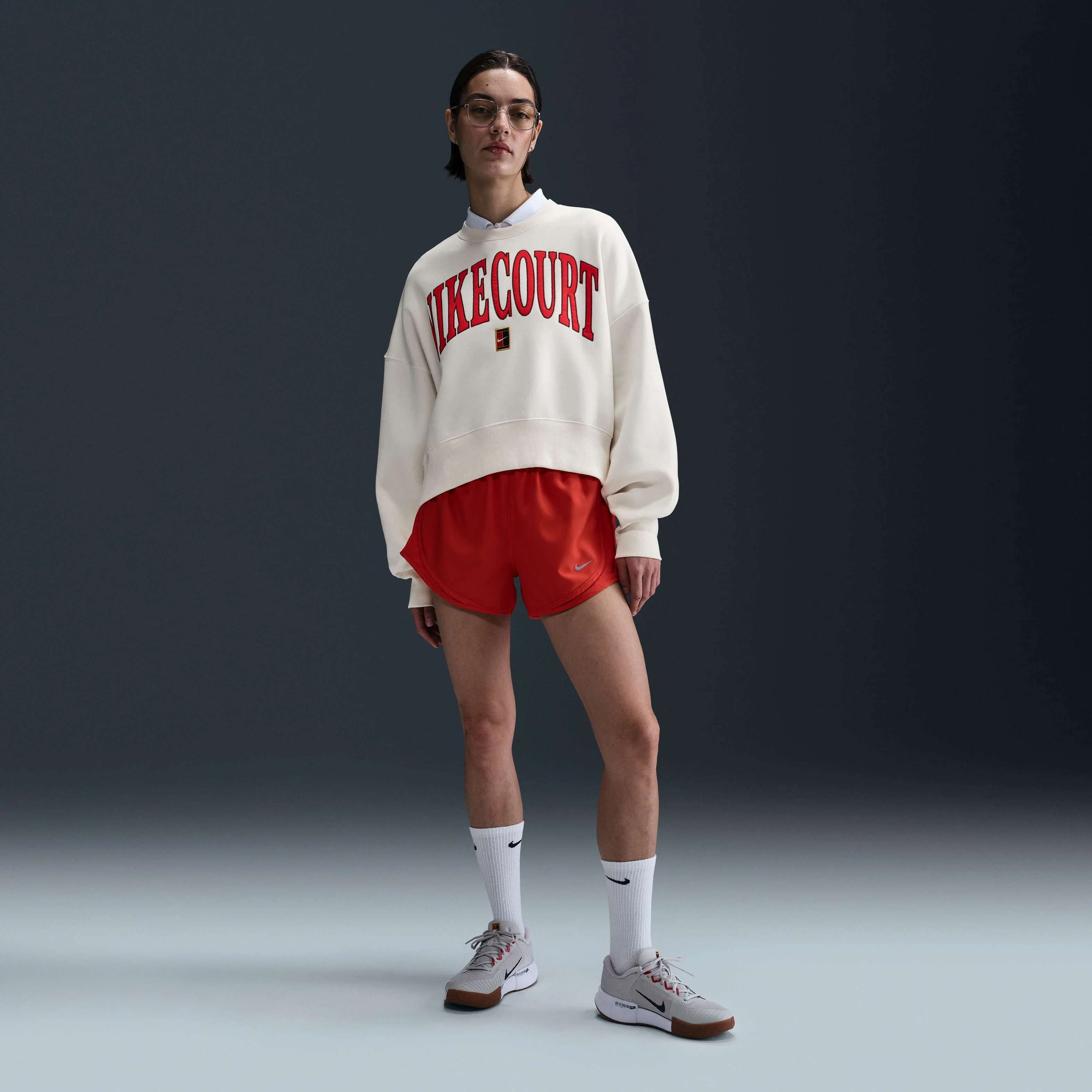 سویشرت تنیس یقه گرد زنانه NikeCourt Phoenix Fleece - عاجی کم رنگ/عاجی کم رنگ/تیم قرمز تیره/زرشکی روشن