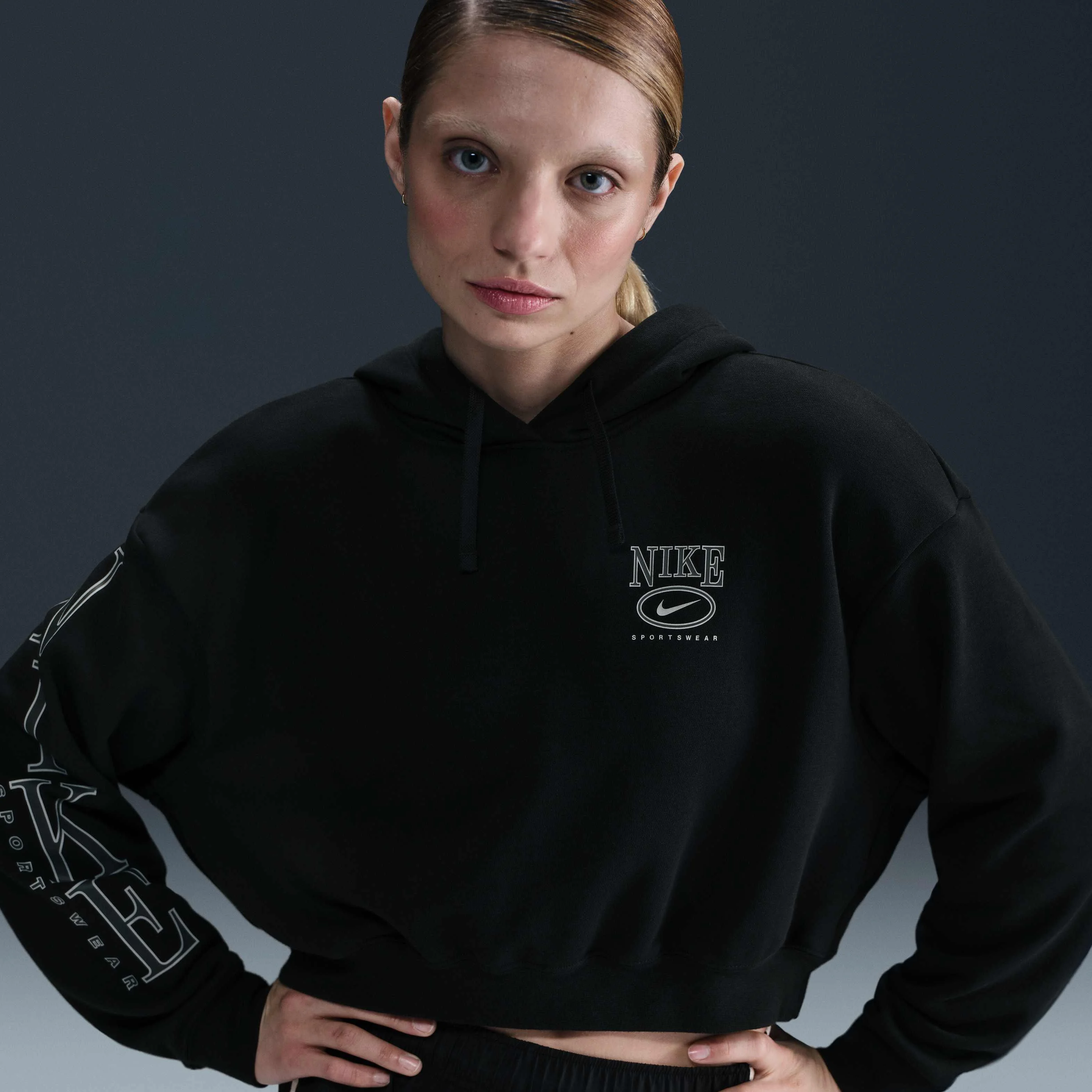 هودی گرافیکی زنانه نایکی Sportswear Club Fleece با سایز بزرگ و قد کوتاه