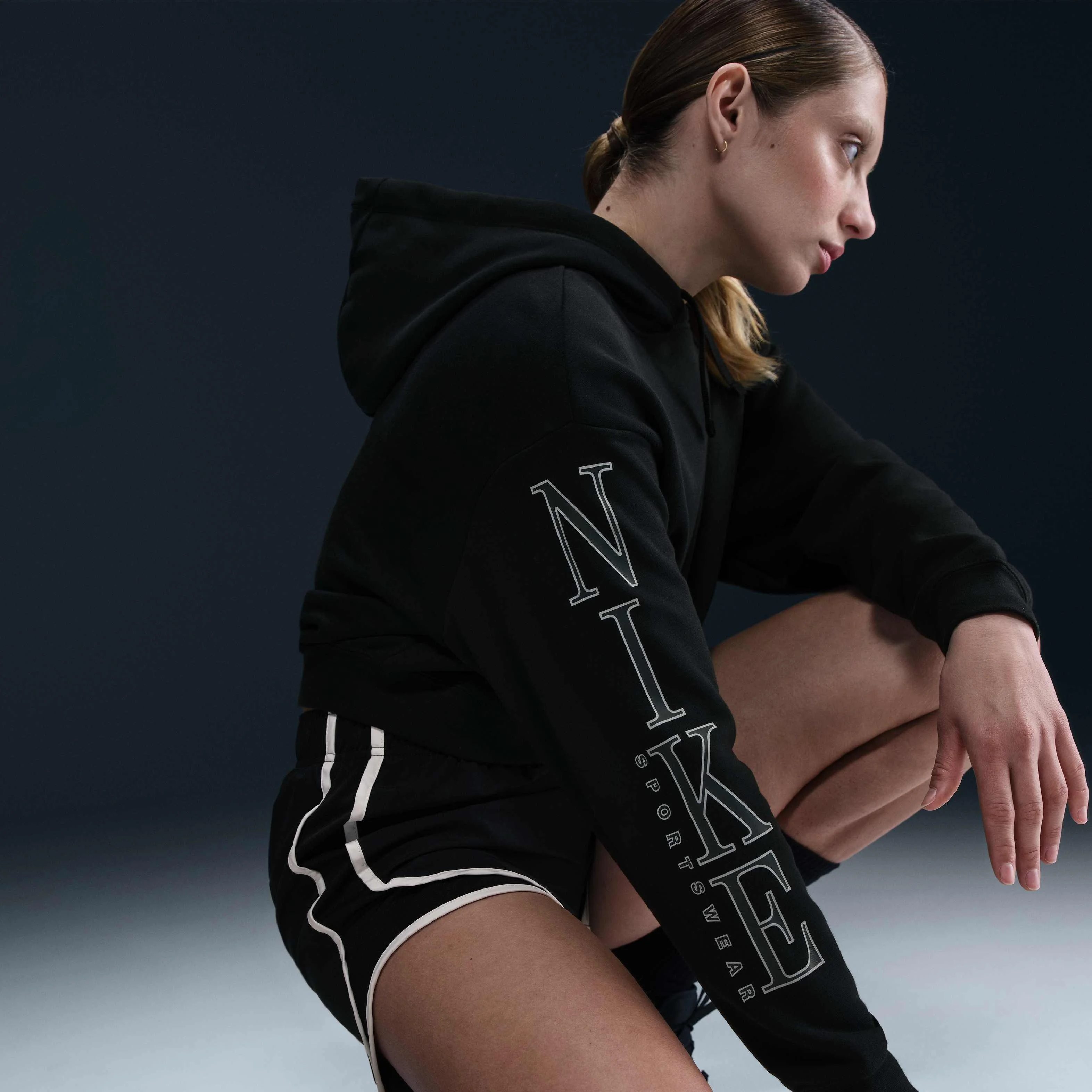 هودی گرافیکی زنانه نایکی Sportswear Club Fleece با سایز بزرگ و قد کوتاه