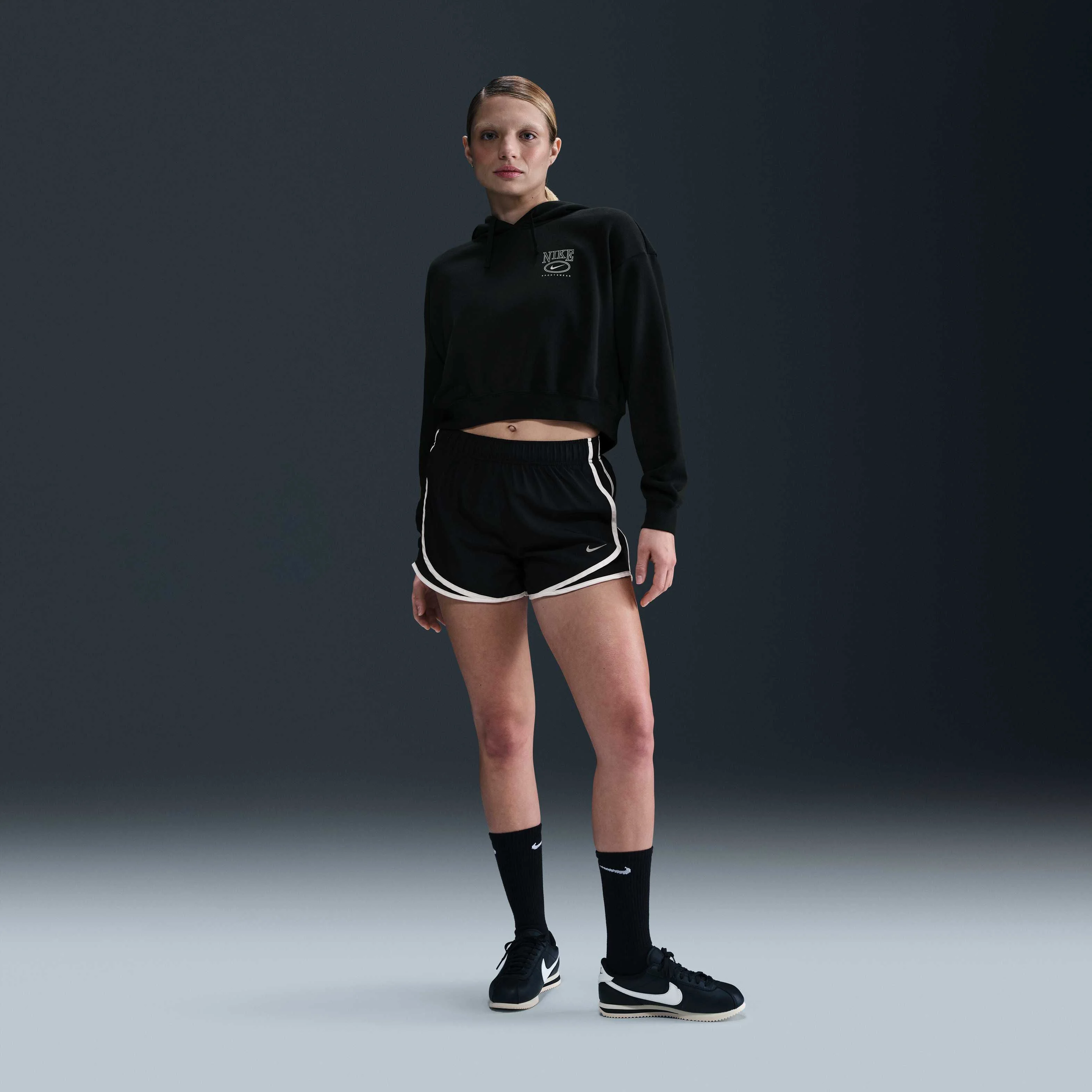 هودی گرافیکی زنانه نایکی Sportswear Club Fleece با سایز بزرگ و قد کوتاه