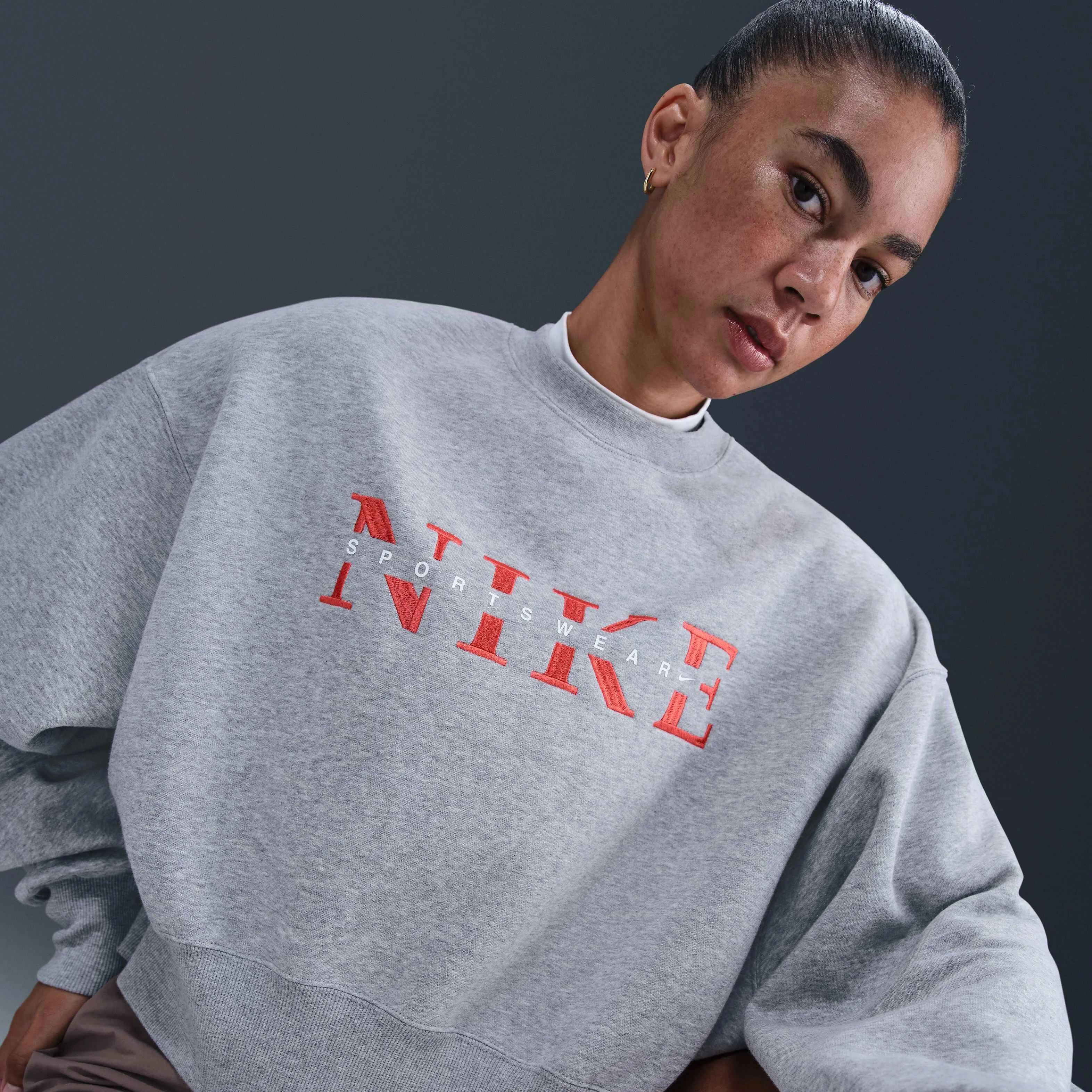 سویشرت زنانه یقه گرد Nike Sportswear Phoenix Fleece با سایز بزرگ - خاکستری تیره سویشرت زنانه یقه گرد Nike Sportswear Phoenix Fleece با سایز بزرگ - خاکستری تیره