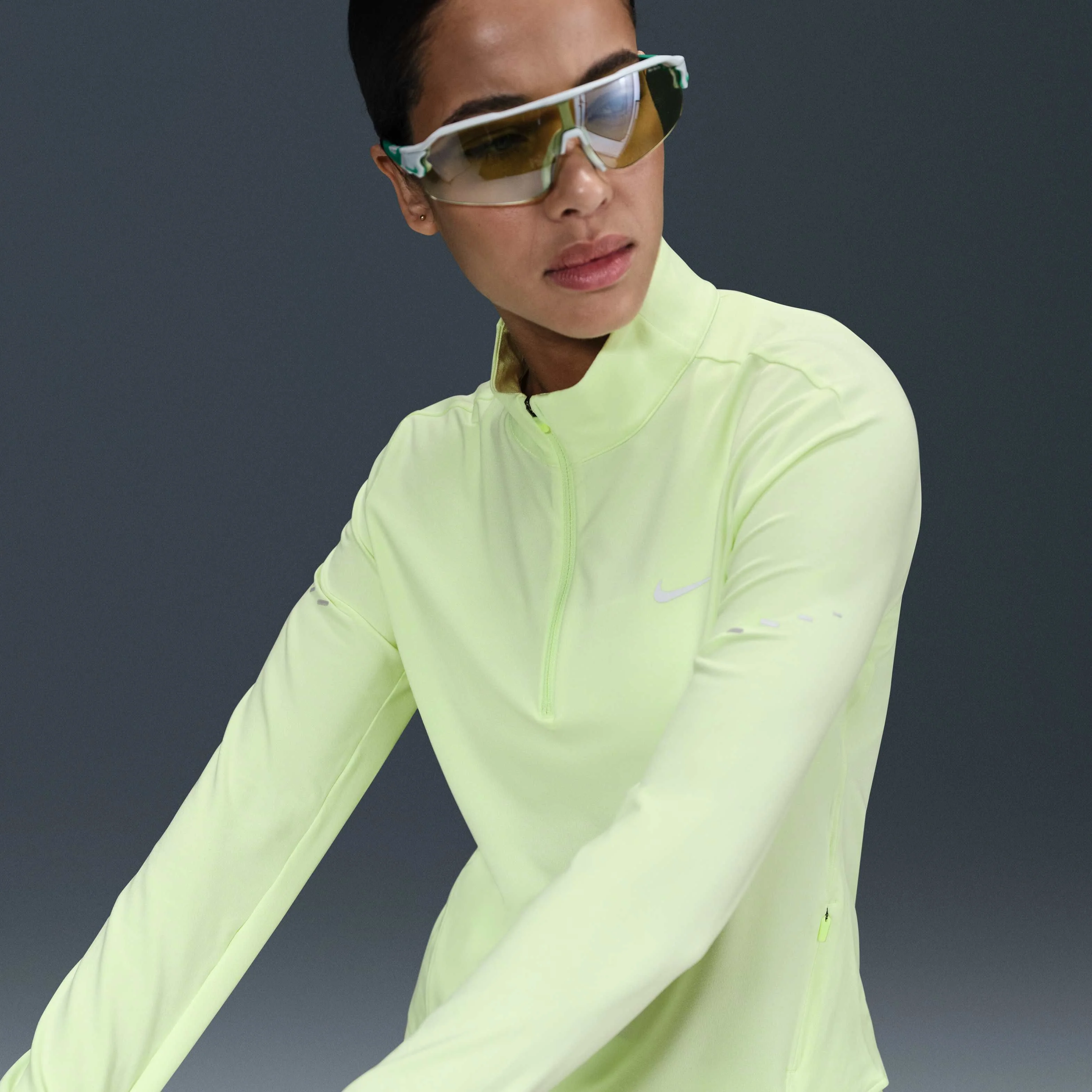 نیم تنه ورزشی زنانه نایکی Swift Dri-FIT UV با زیپ یک‌چهارم مناسب دویدن