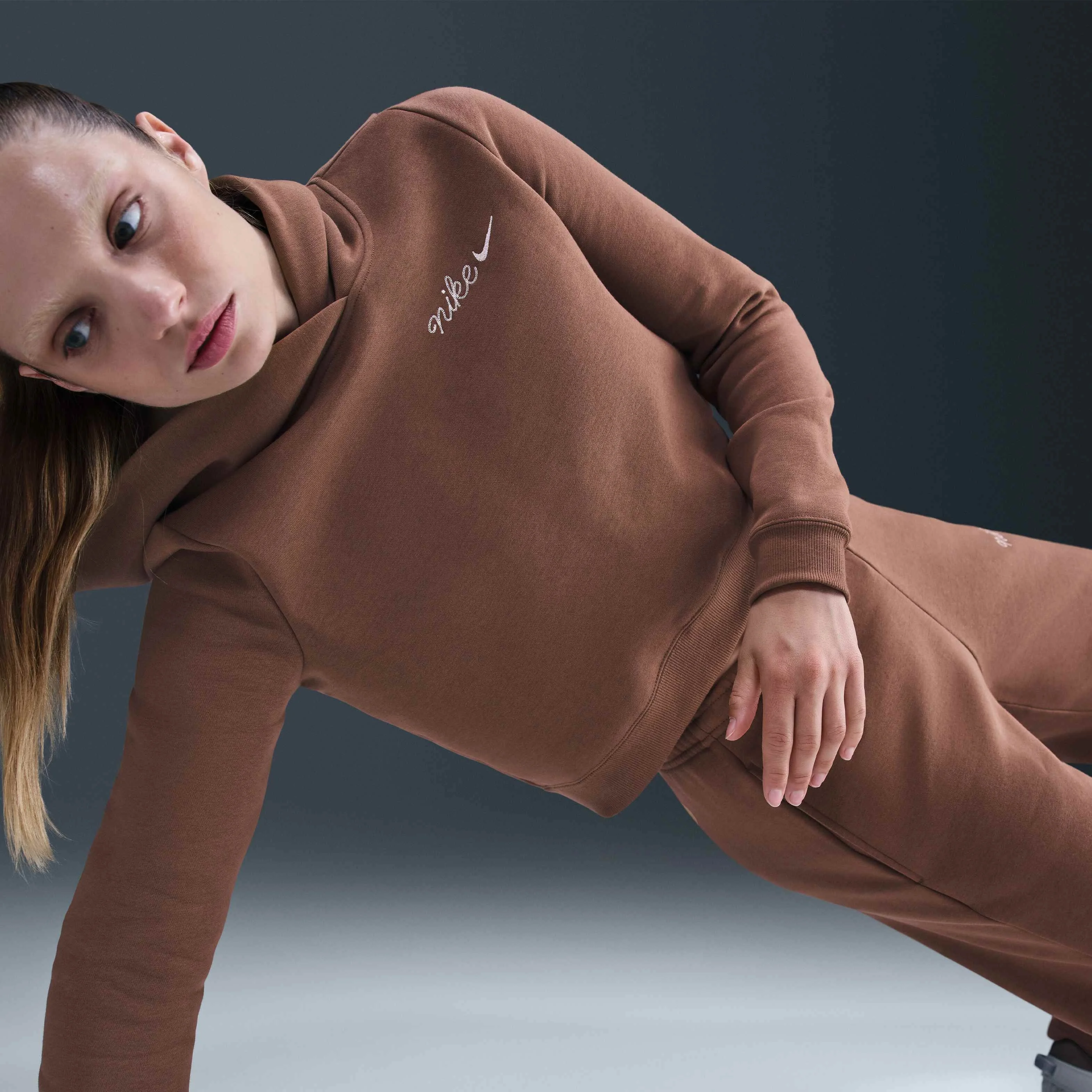 هودی کوتاه زنانه نایکی Sportswear Phoenix Fleece - قهوه ای فاونا