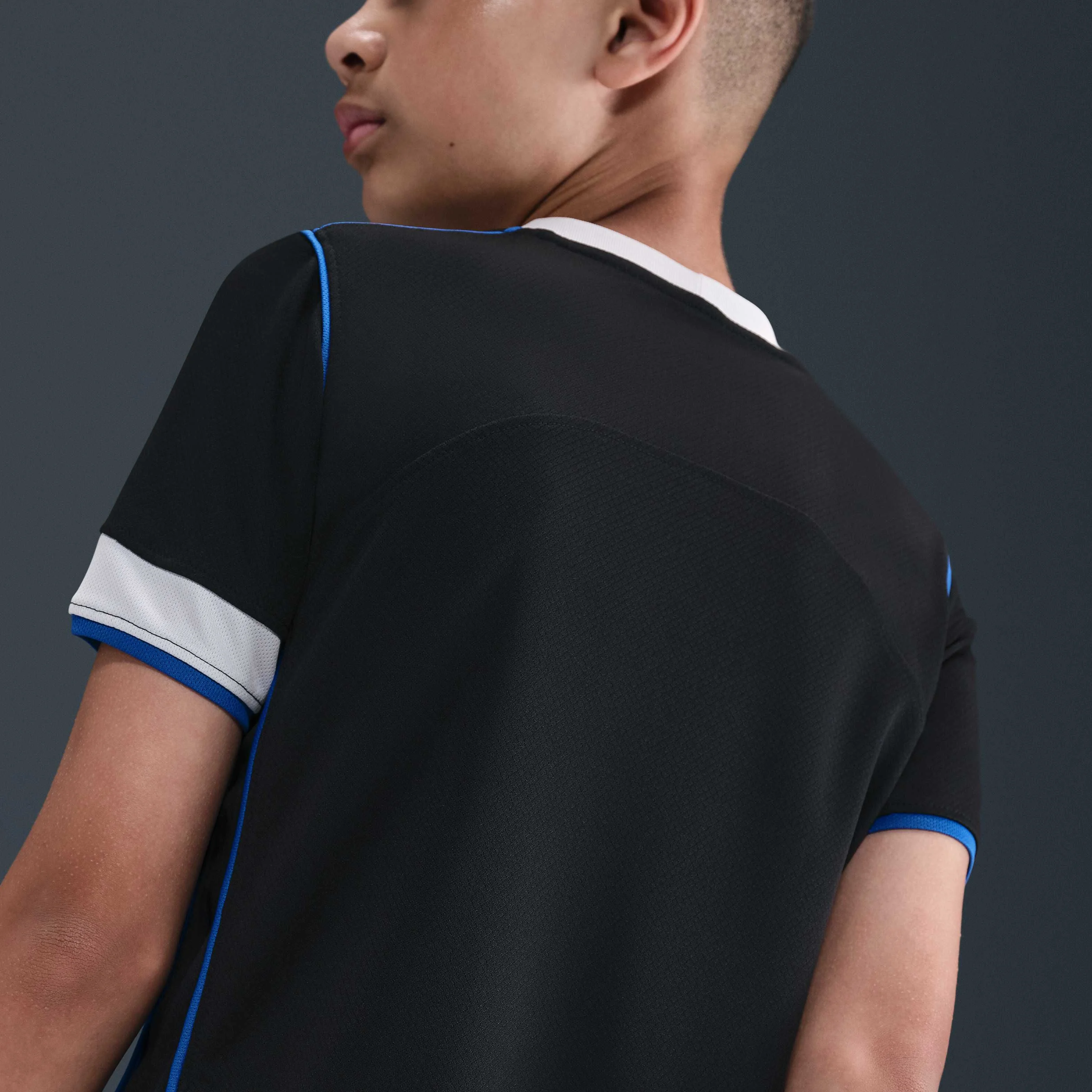 پیراهن سوم تیم فوتبال چلسی Nike Dri-FIT Total 90 مدل استادیوم 2025/26 مناسب نوجوانان