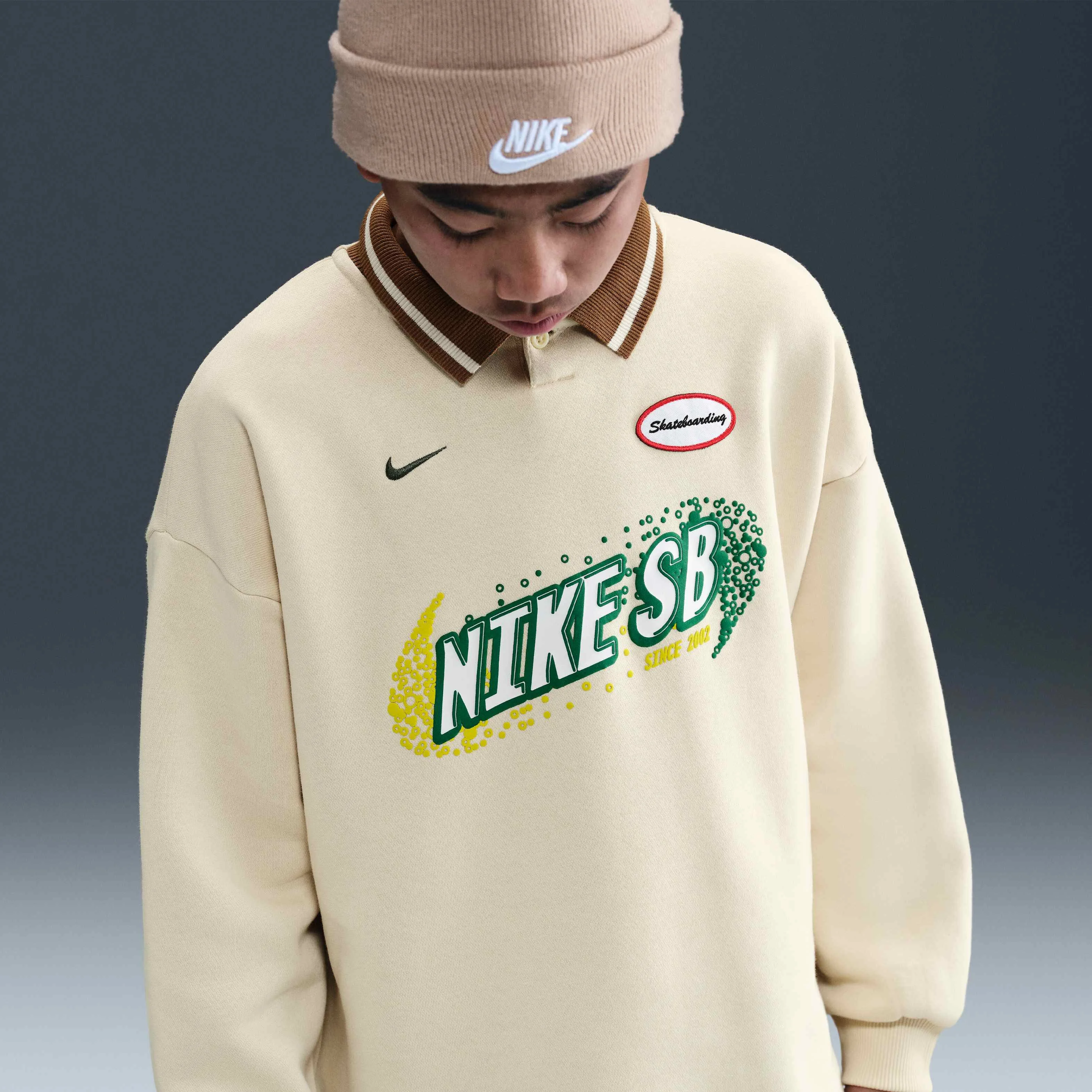 پولوشرت آستین بلند اسکیت نایکی SB مناسب نوجوانان - رنگ خاکی روشن/سبز کاجی