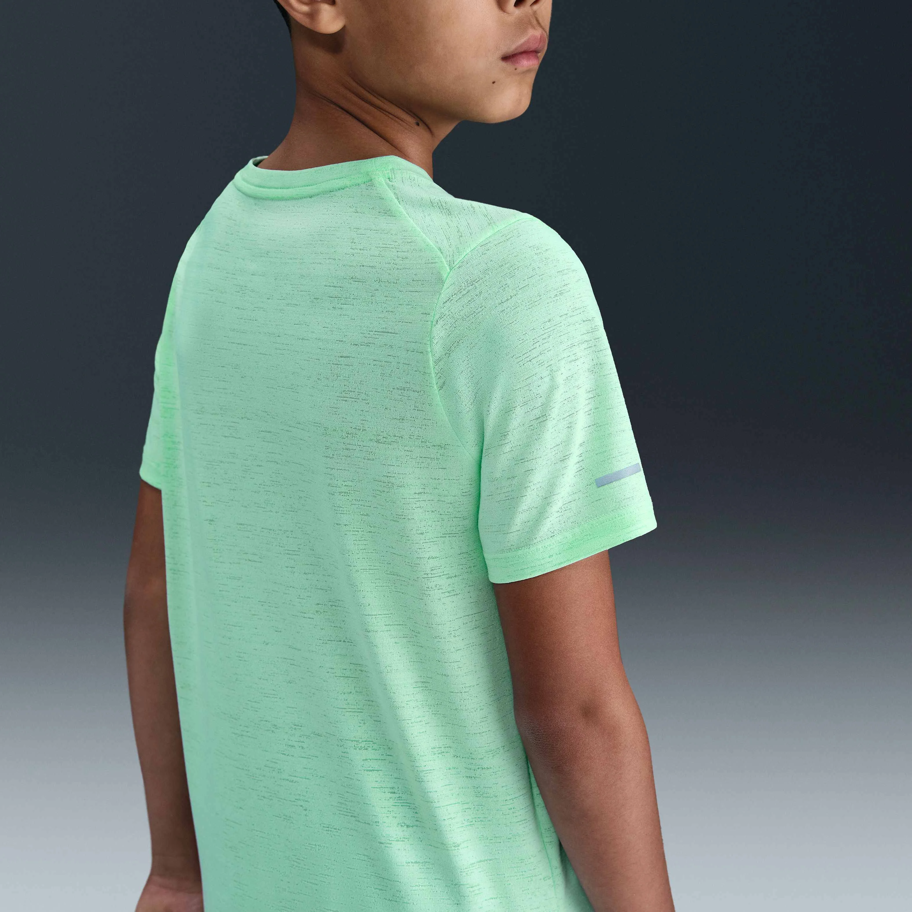 تاپ تمرینی نایکی Dri-FIT Miler مناسب نوجوانان (پسرانه) تاپ تمرینی نایکی Dri-FIT Miler مناسب نوجوانان (پسرانه)