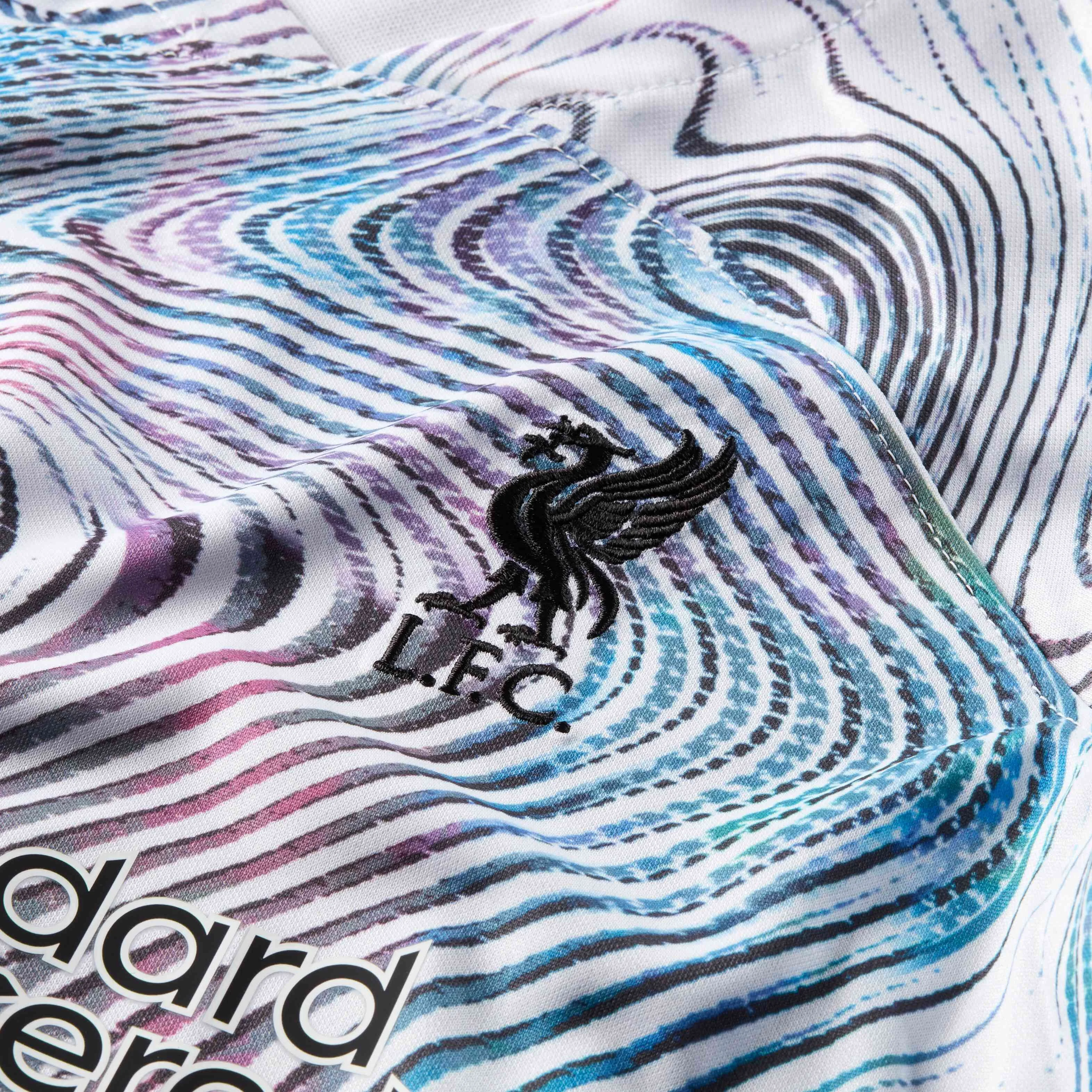 ست لباس فوتبال بچگانه لیورپول فصل 2022/23، طرح بیرون از خانه، برند نایکی - سفید/مشکی ست لباس فوتبال بچگانه لیورپول فصل 2022/23، طرح بیرون از خانه، برند نایکی - سفید/مشکی