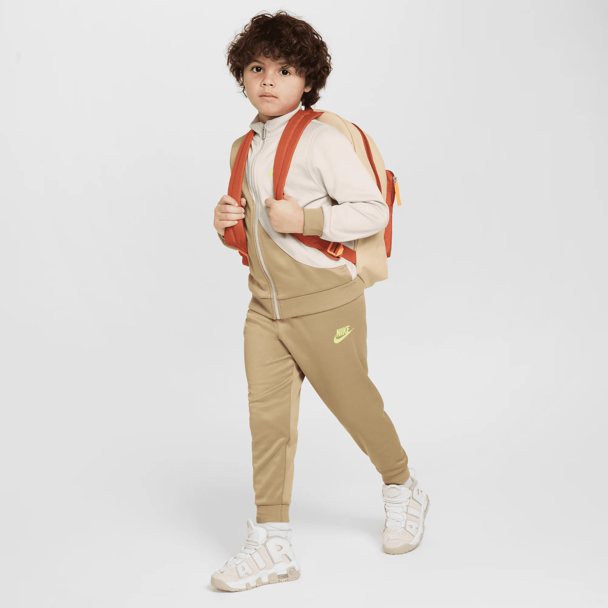 ست دو تکه ورزشی نایکی Dri-FIT مناسب کودکان - رنگ بژ