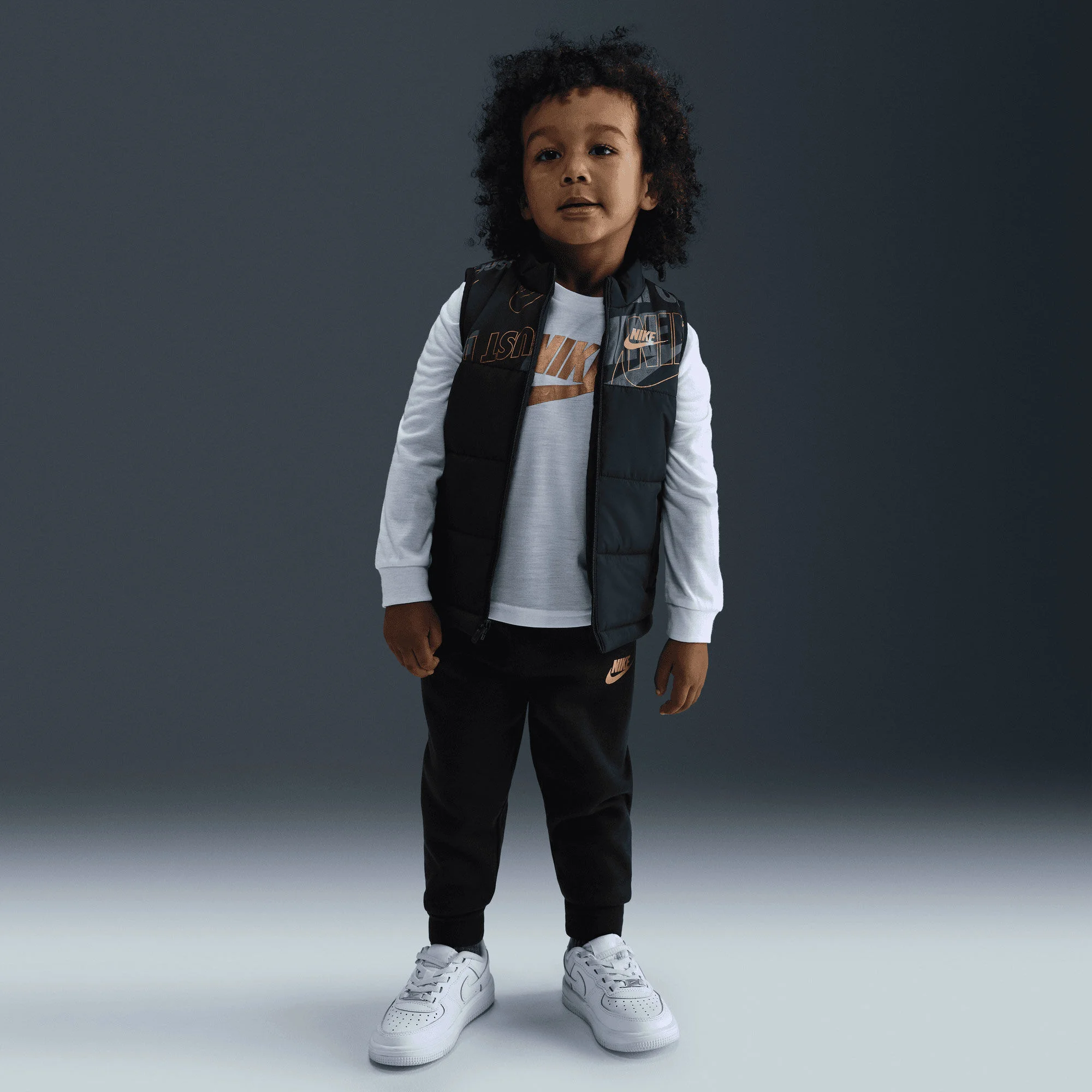 ست تی‌شرت آستین بلند، جلیقه و شلوار ورزشی کودکانه نایکی - مشکی/سفید