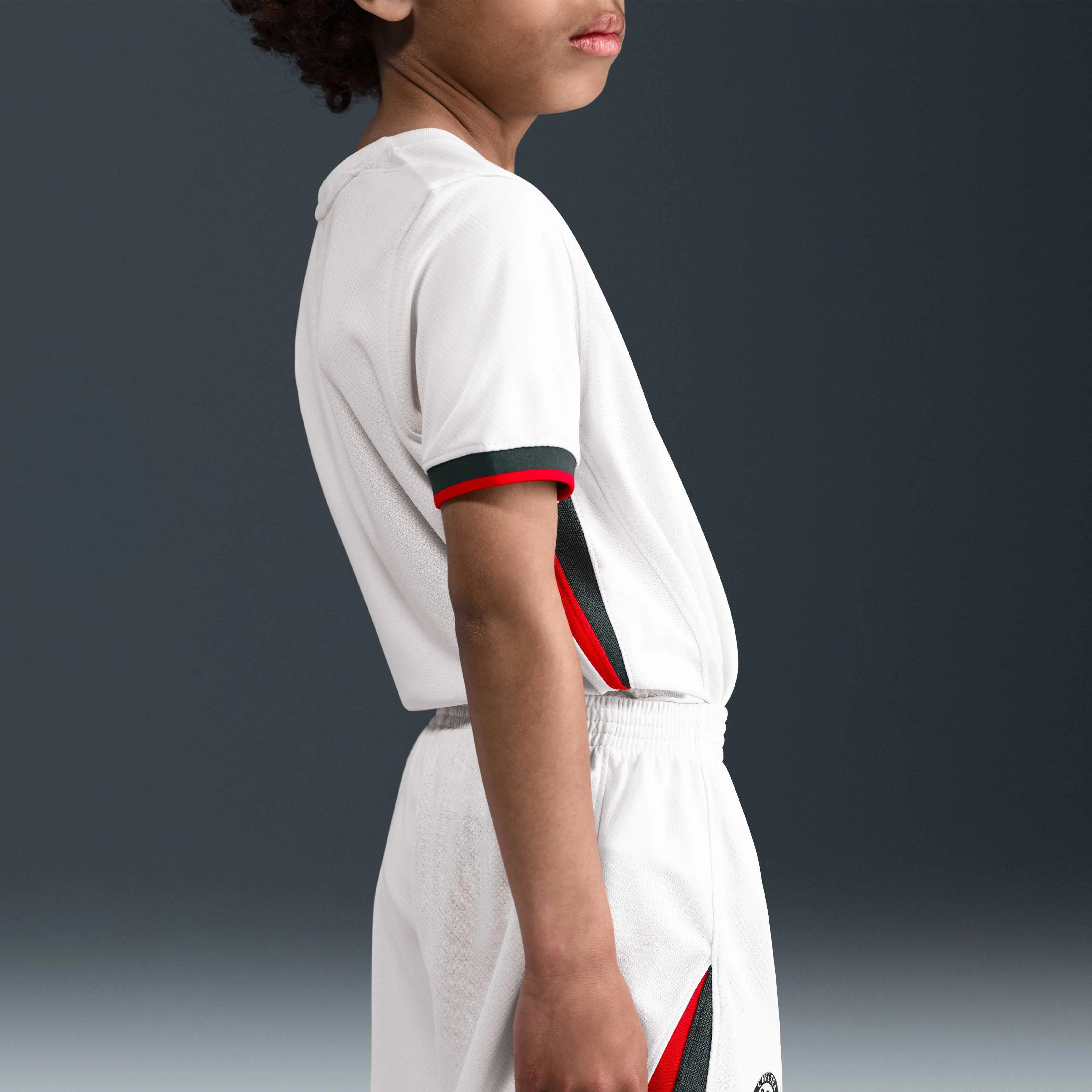 ست سه تکه لباس ورزشی خارج از خانه استادیوم چلسی اف سی 2025/26 نایکی برای کودکان ست سه تکه لباس ورزشی خارج از خانه استادیوم چلسی اف سی 2025/26 نایکی برای کودکان