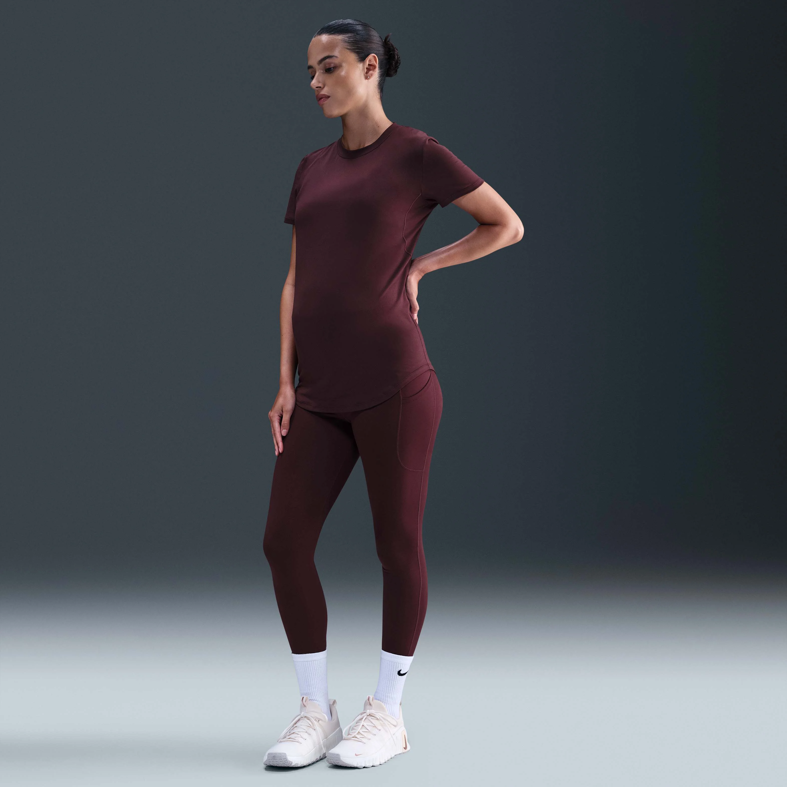 لگینگ زنانه بارداری نایکی (M) One با کمر بلند و قد 7/8 به همراه جیب - Burgundy Crush