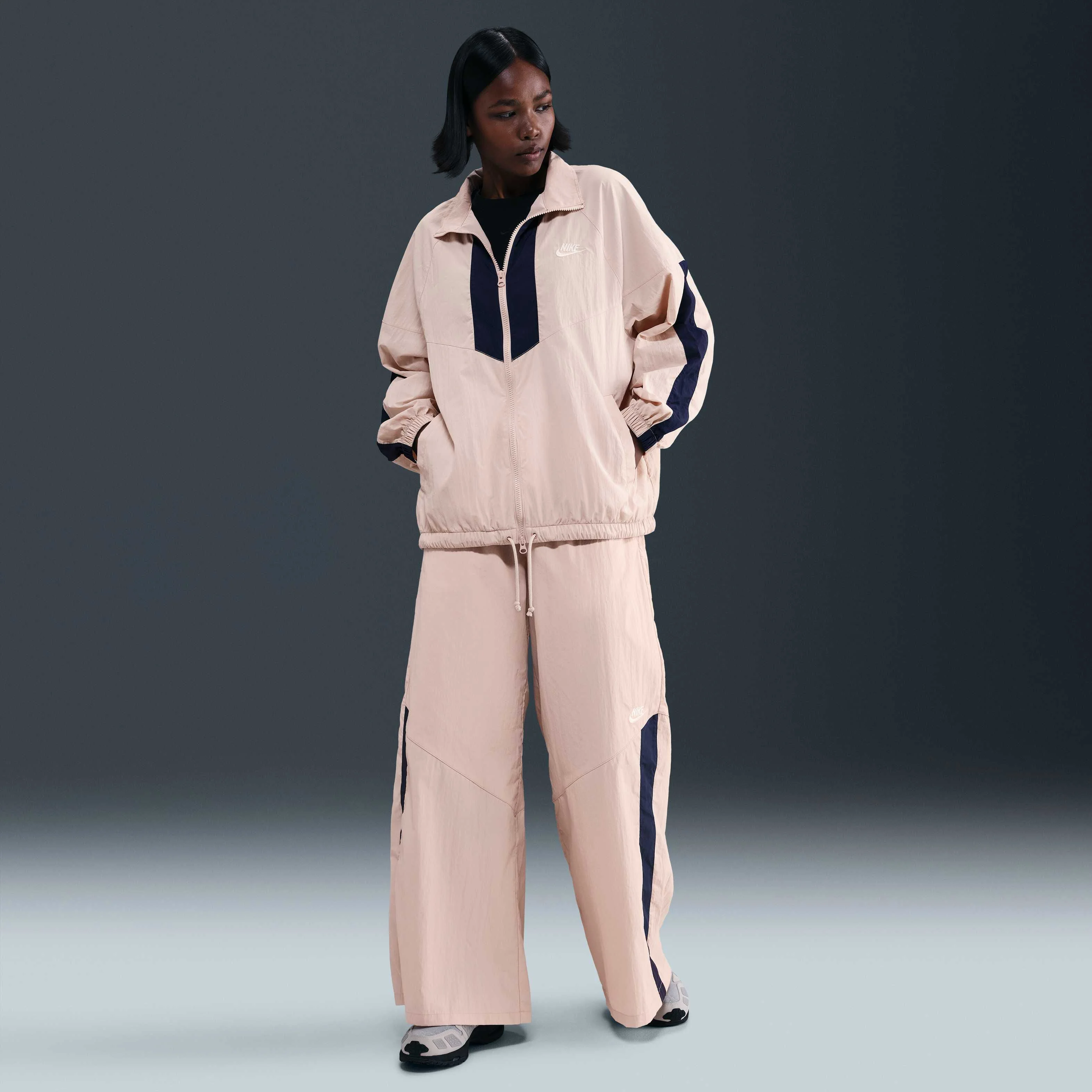 ژاکت بزرگ زنانه نایکی اسپرتس ویر Windrunner ژاکت بزرگ زنانه نایکی اسپرتس ویر Windrunner