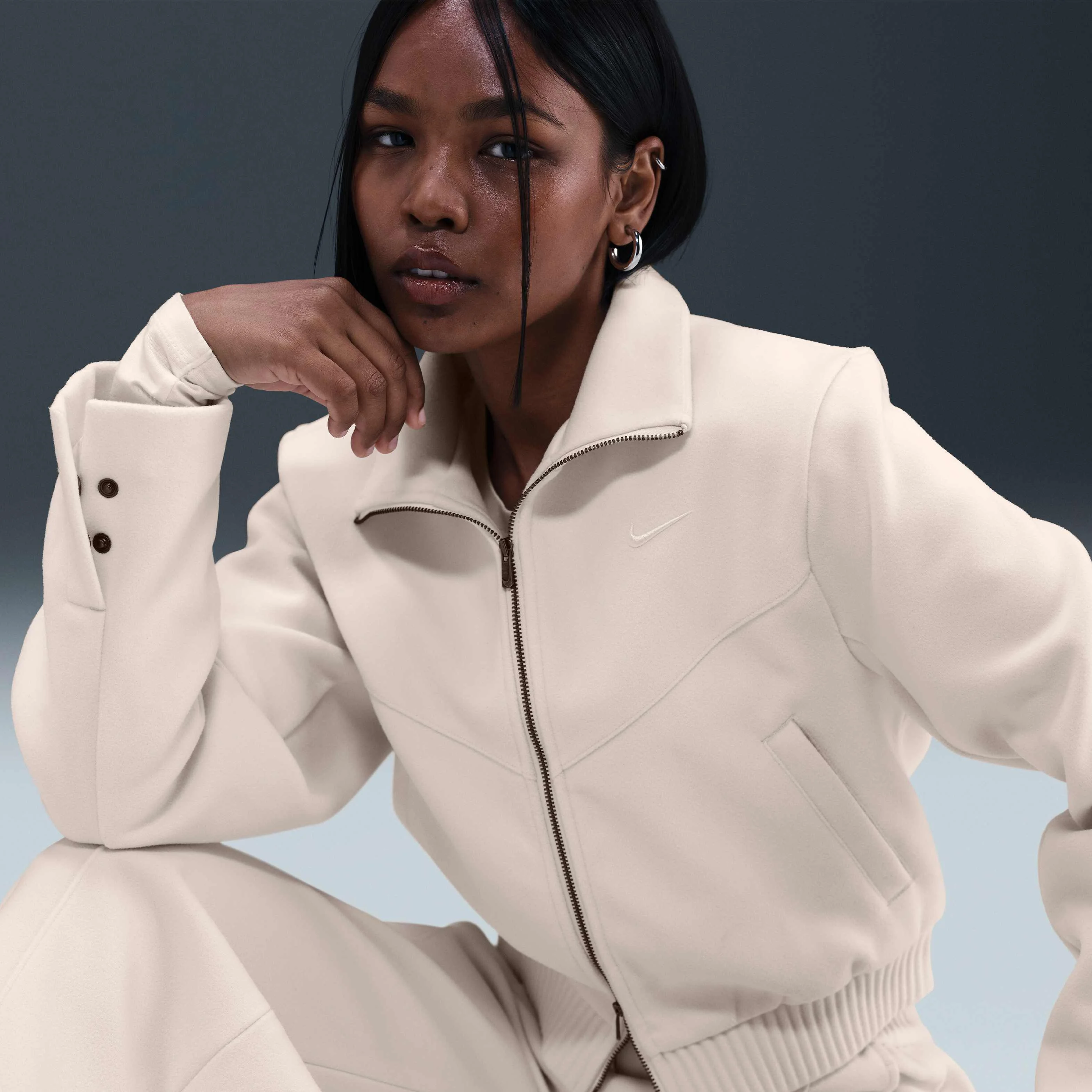 ژاکت زنانه ورزشی نایکی مدل Windrunner - عاجی کم رنگ/کرم