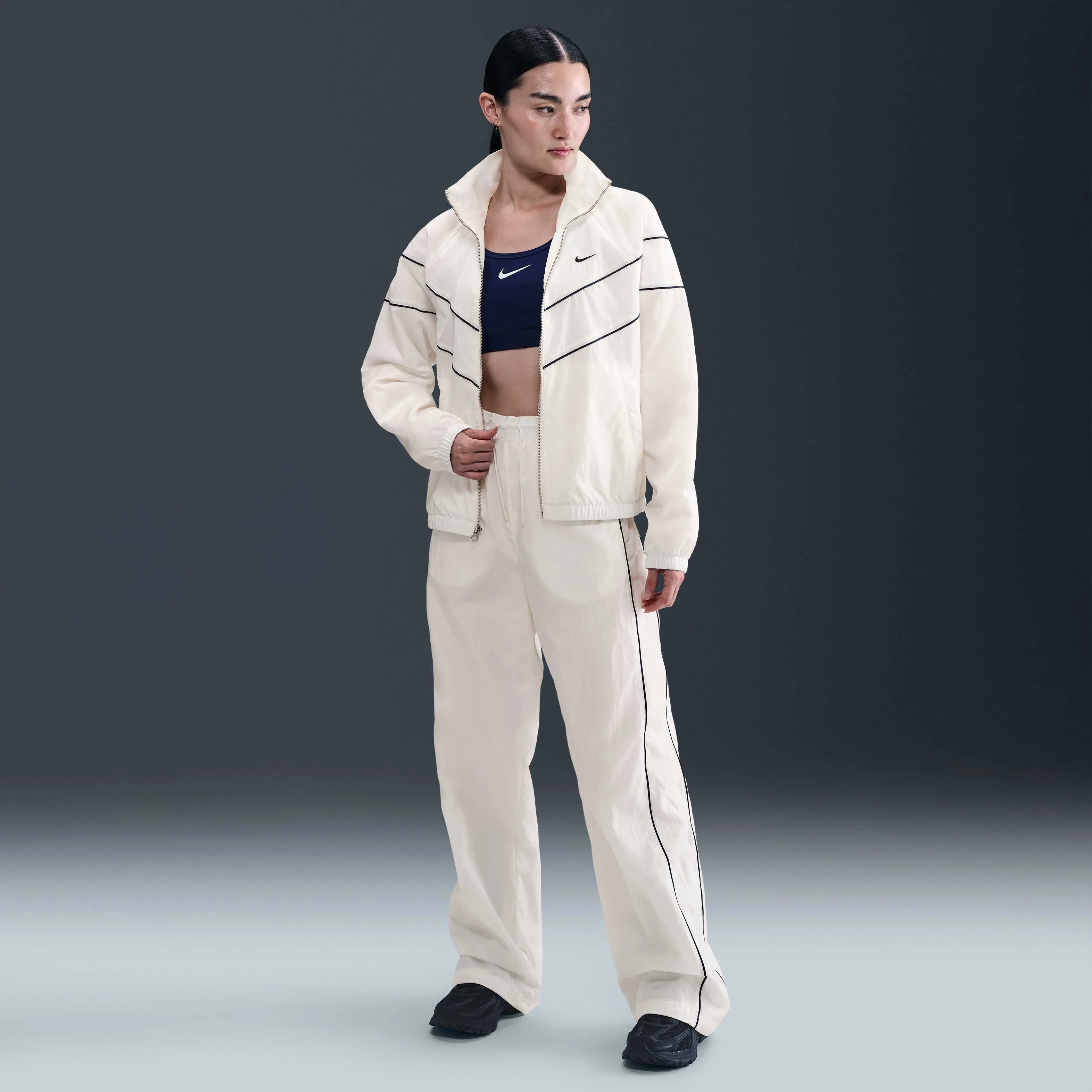 ژاکت زیپ‌دار زنانه نایکی Windrunner با بافت شل و محافظت در برابر اشعه ماوراء بنفش