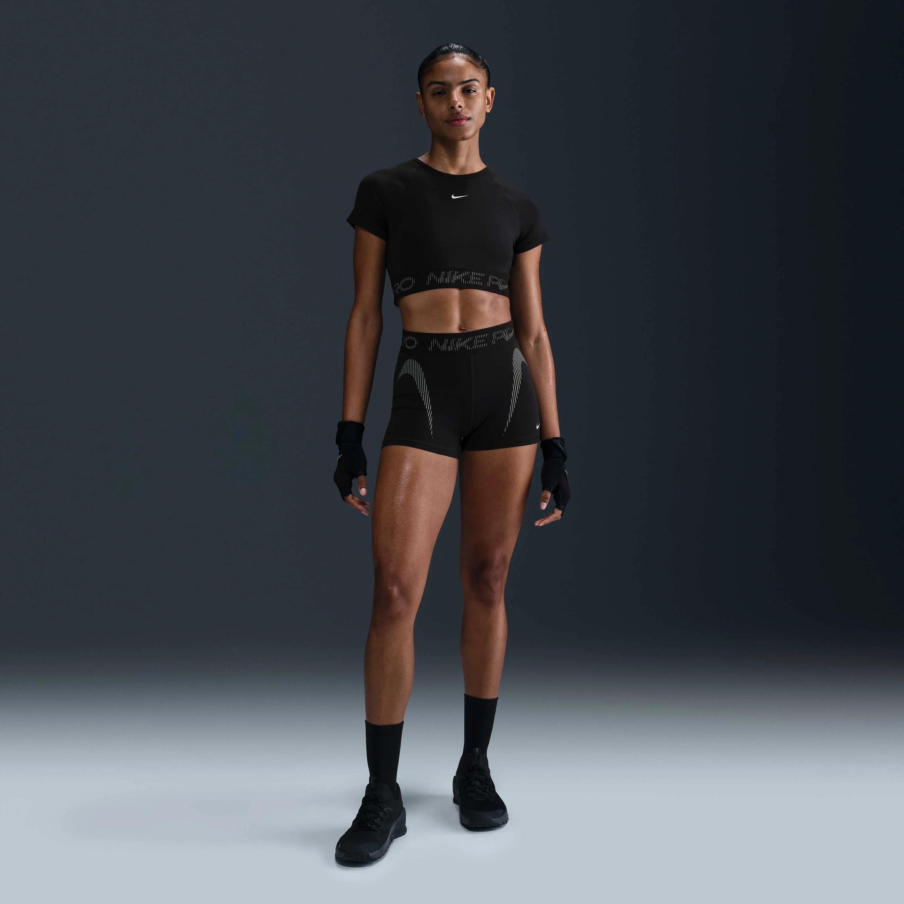 شورت ورزشی زنانه نایکی پرو با فاق متوسط و طرح گرافیکی، قد تقریبی 7.5 سانتی‌متر