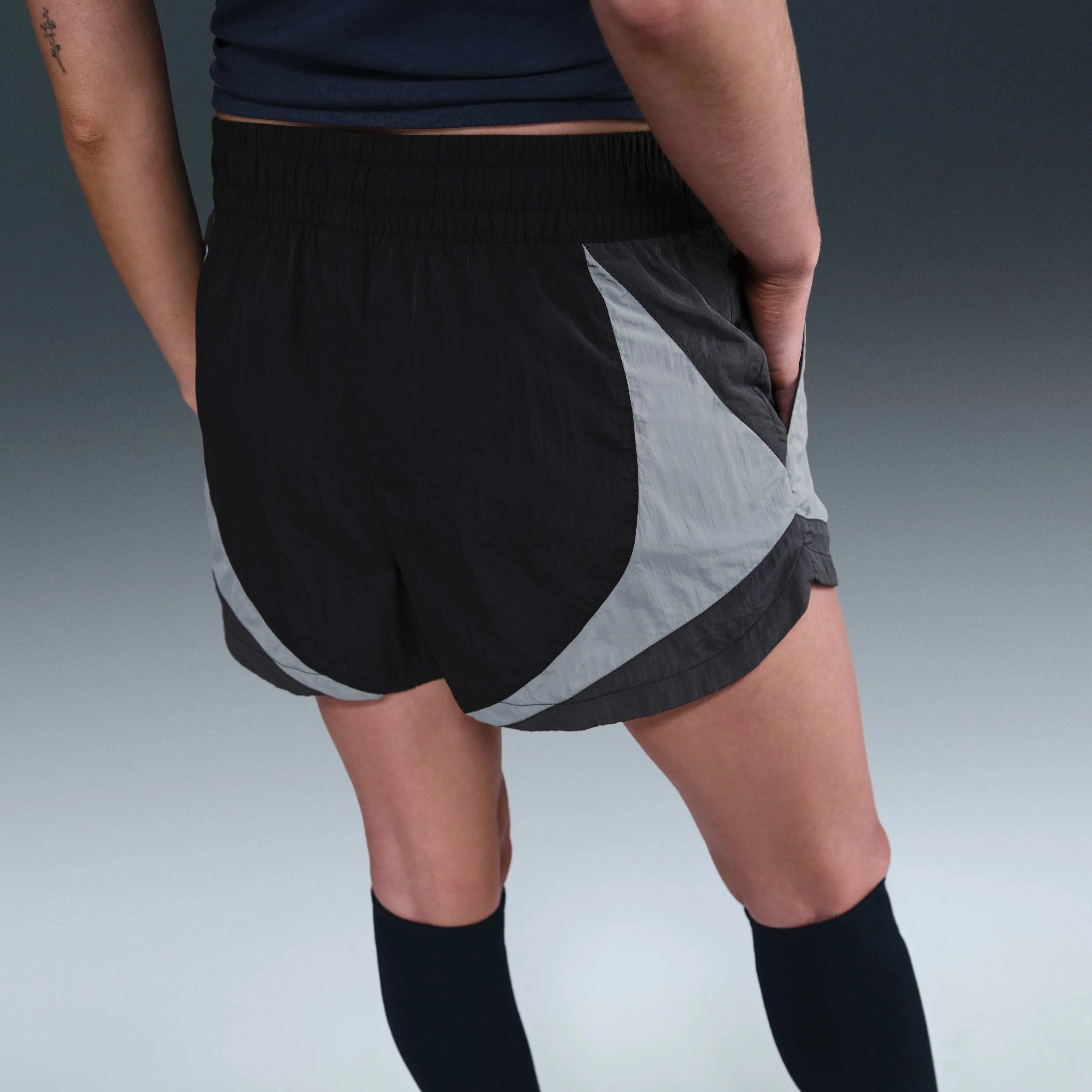 شورت ورزشی زنانه نایکی اسپرتس ویر با فاق متوسط و مدل آزاد، قد تقریبی 7.5 سانتیمتر شورت ورزشی زنانه نایکی اسپرتس ویر با فاق متوسط و مدل آزاد، قد تقریبی 7.5 سانتیمتر