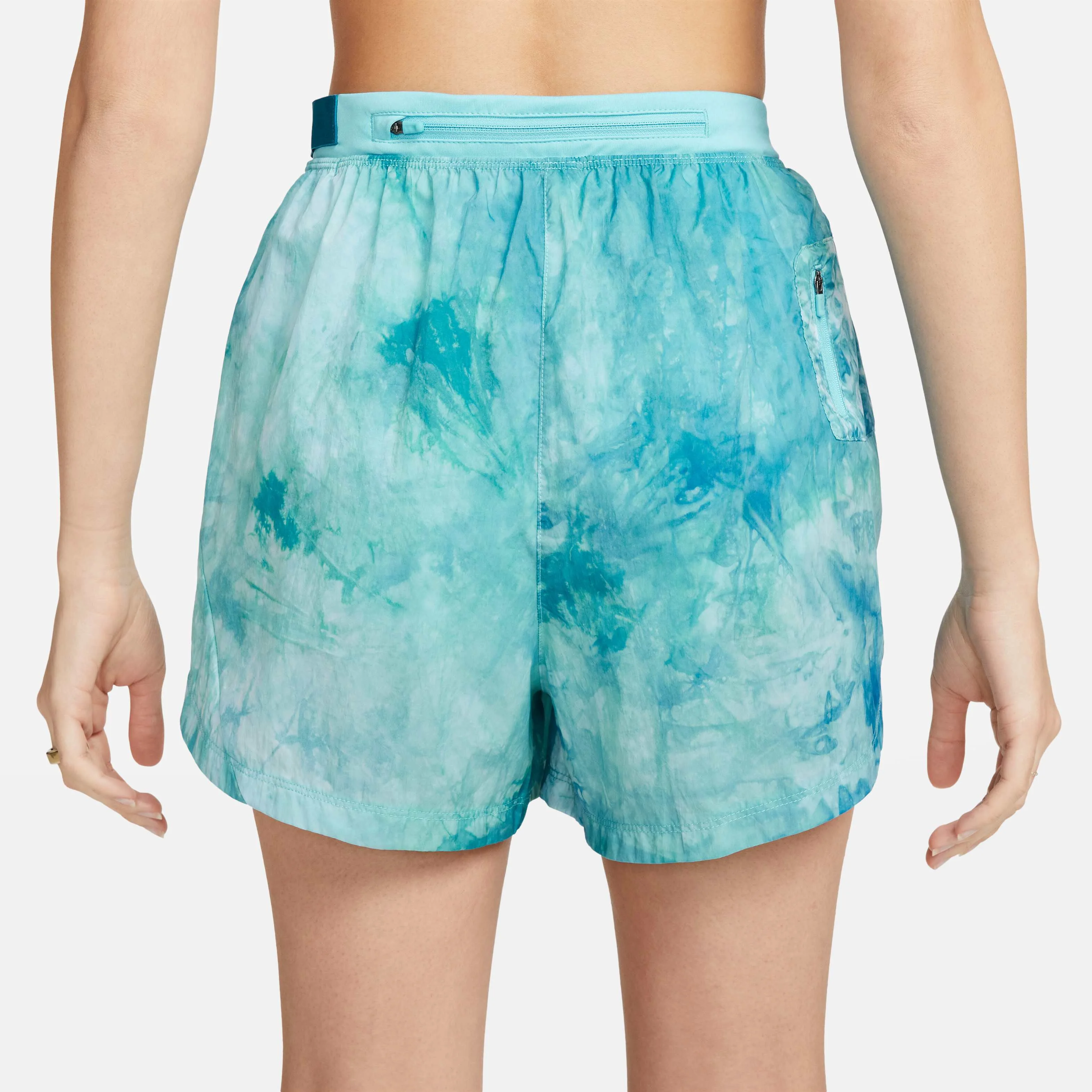 شورت ورزشی زنانه نایکی Dri-FIT Repel با فاق متوسط و طول تقریبی 8 سانتی متر، مناسب دویدن در طبیعت به همراه جیب شورت ورزشی زنانه نایکی Dri-FIT Repel با فاق متوسط و طول تقریبی 8 سانتی متر، مناسب دویدن در طبیعت به همراه جیب