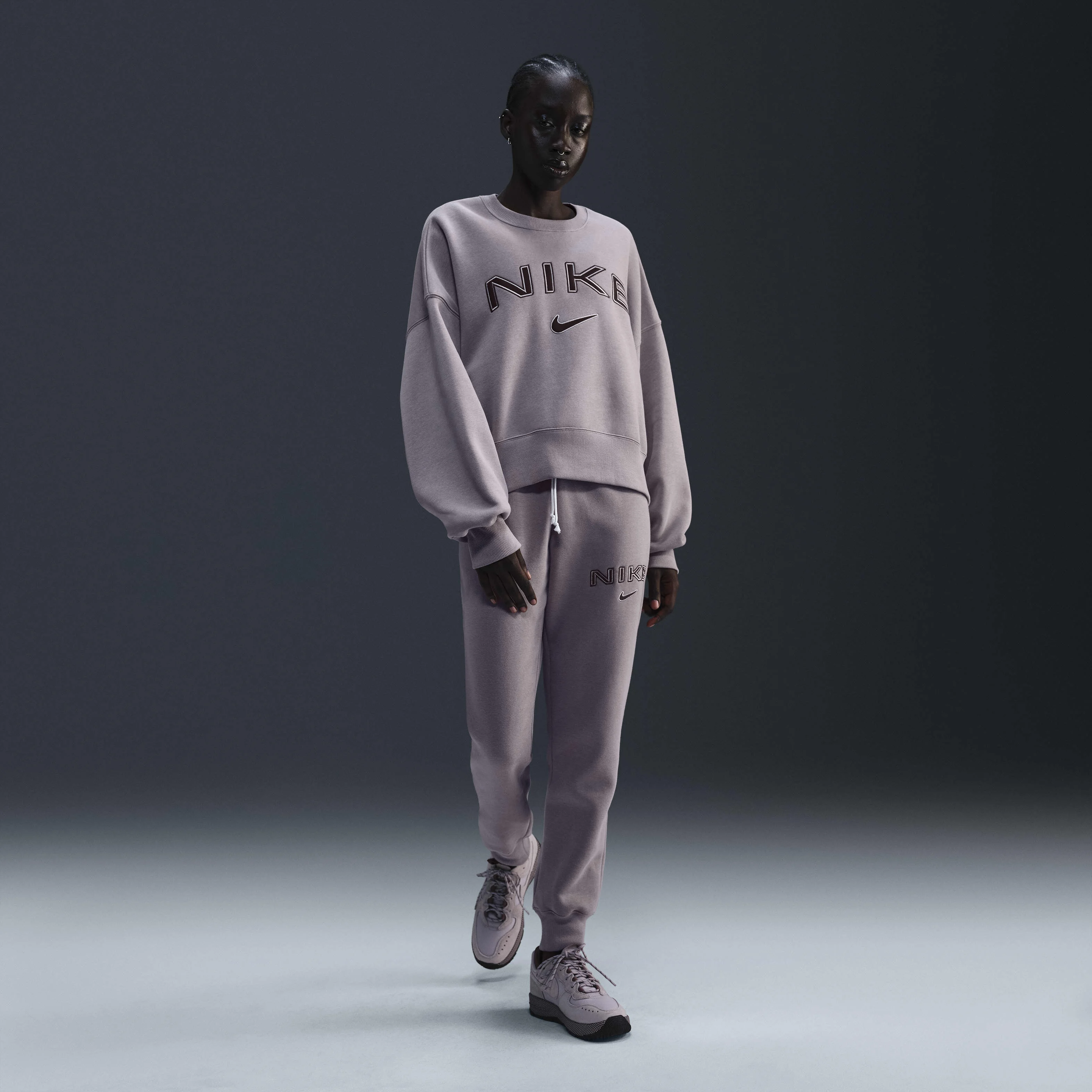 شلوار ورزشی زنانه نایک اسپرتس ویر فونیکس فلیس با کمر متوسط و لوگو - رنگ بنفش یاسی روشن