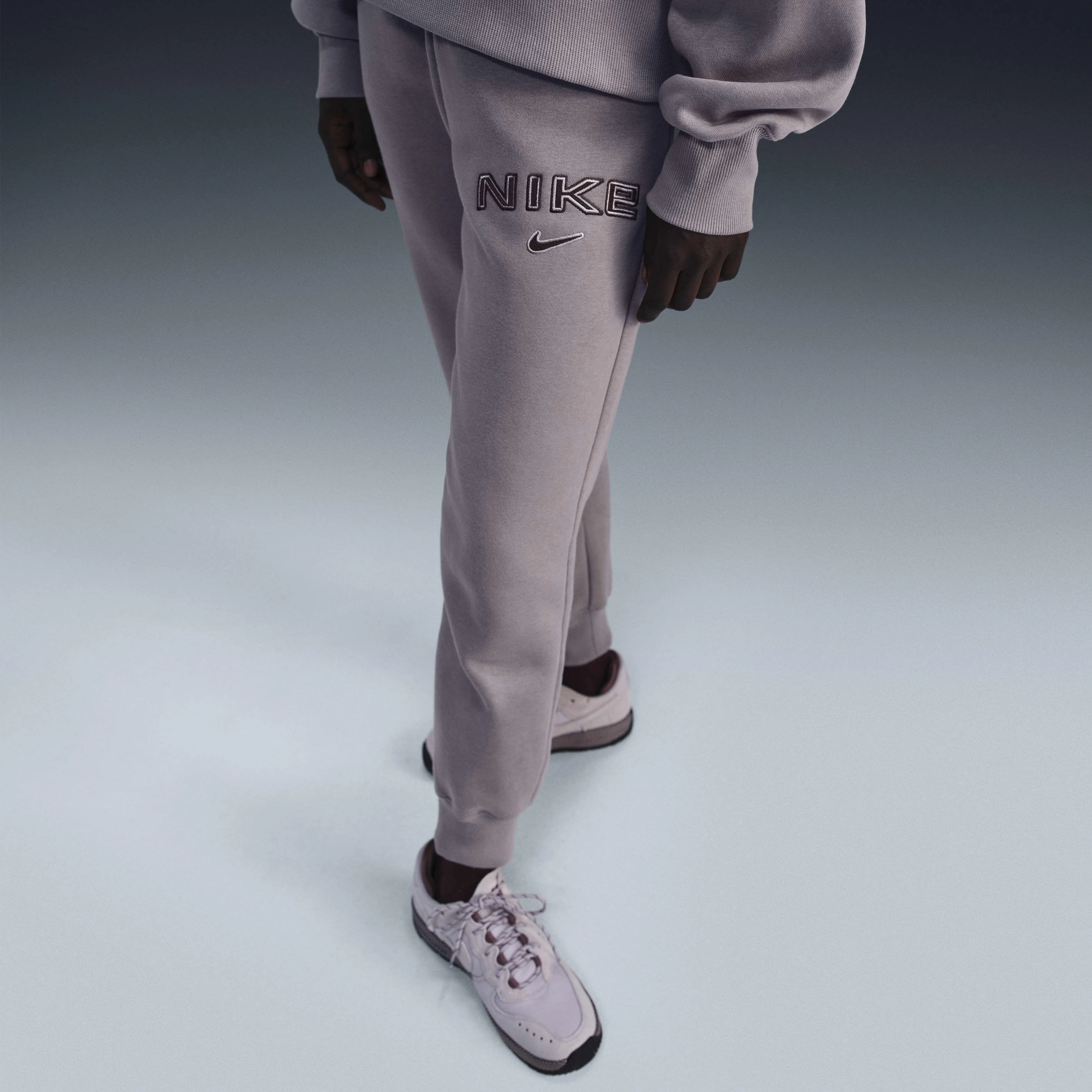 شلوار ورزشی زنانه نایک اسپرتس ویر فونیکس فلیس با کمر متوسط و لوگو - رنگ بنفش یاسی روشن