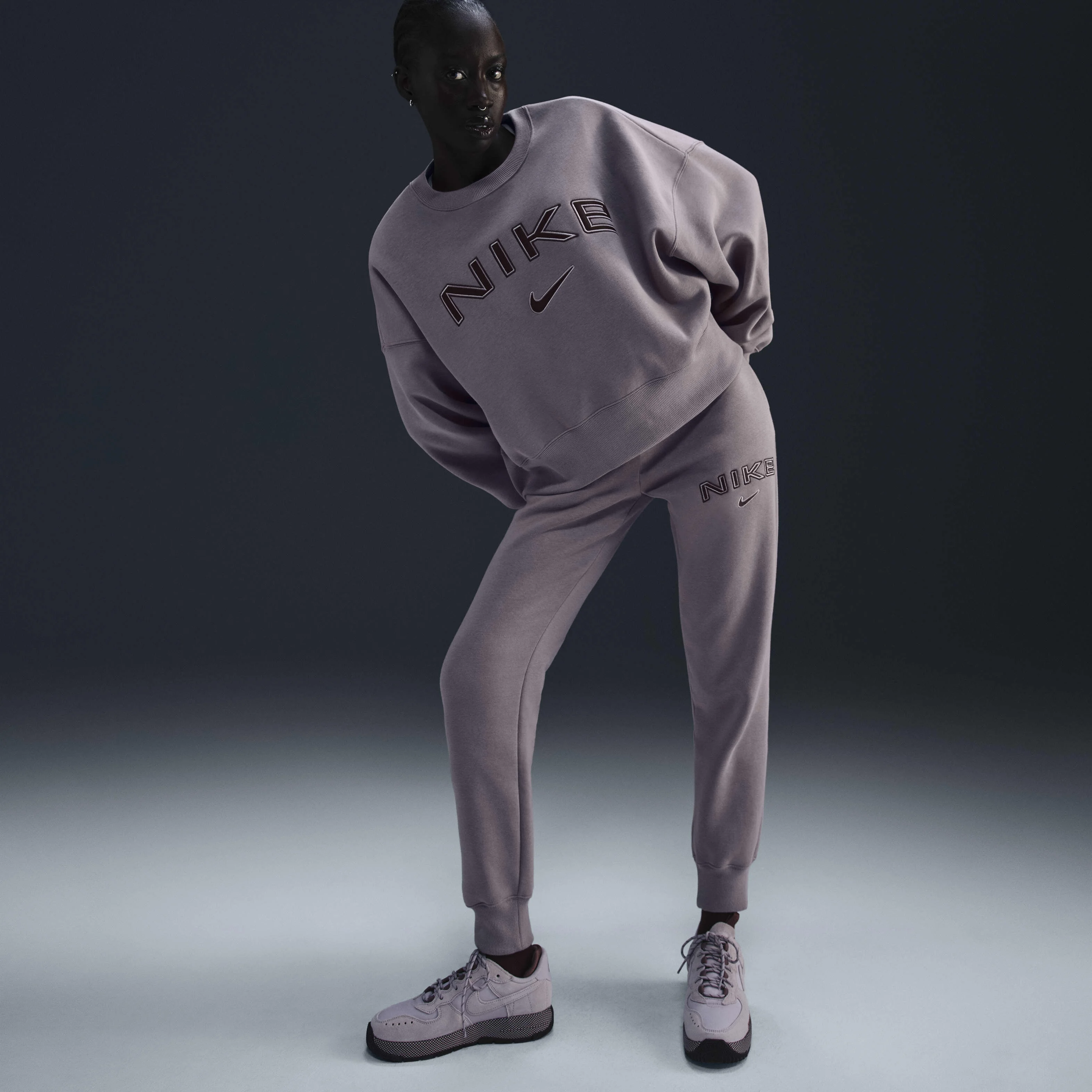 شلوار ورزشی زنانه نایک اسپرتس ویر فونیکس فلیس با کمر متوسط و لوگو - رنگ بنفش یاسی روشن