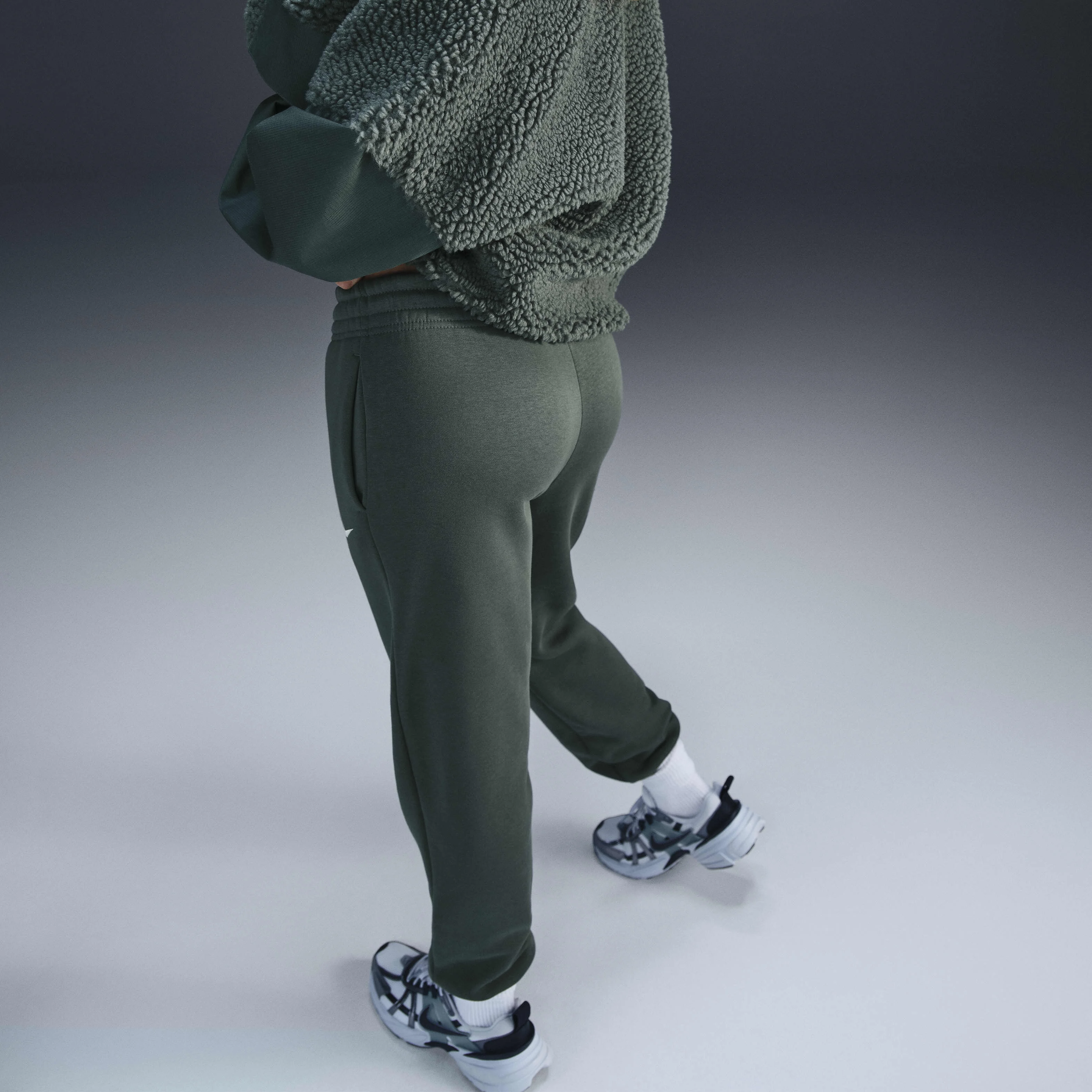 شلوار ورزشی زنانه نایک Sportswear Phoenix Fleece با فاق متوسط شلوار ورزشی زنانه نایک Sportswear Phoenix Fleece با فاق متوسط