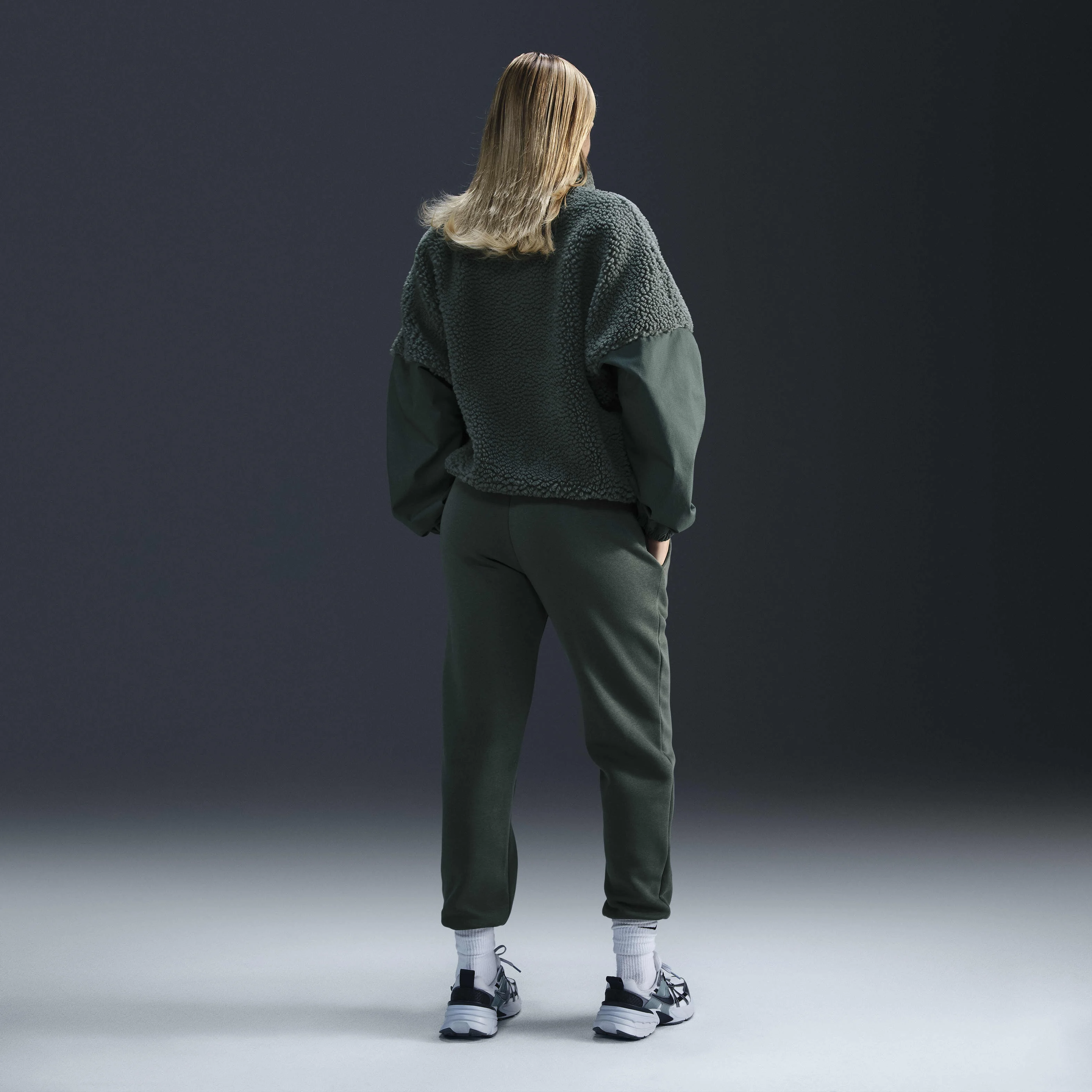 شلوار ورزشی زنانه نایک Sportswear Phoenix Fleece با فاق متوسط شلوار ورزشی زنانه نایک Sportswear Phoenix Fleece با فاق متوسط