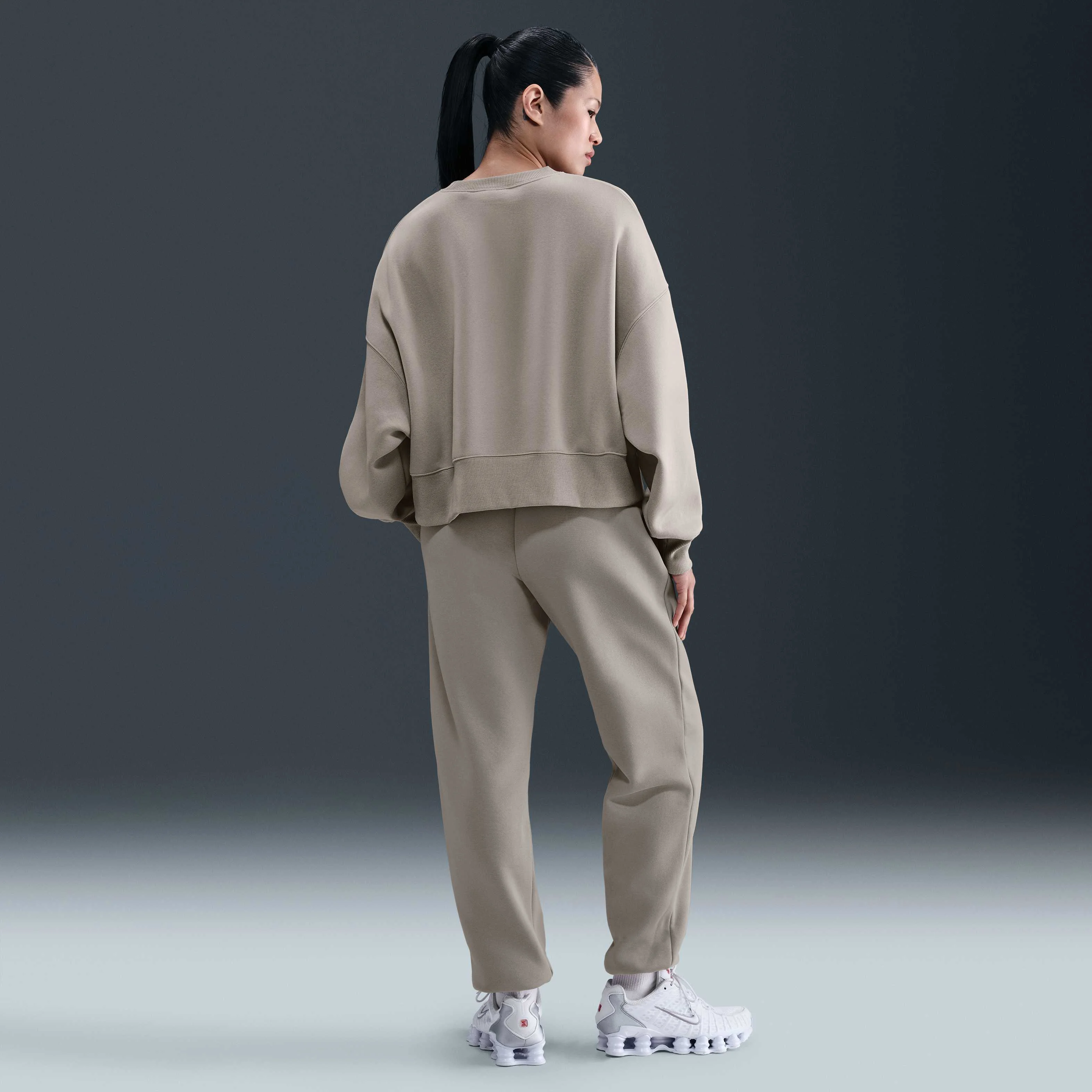 شلوار ورزشی زنانه Nike Sportswear Phoenix Fleece با کمر بلند و سایز بزرگ - خاکستری کالج/کرم شلوار ورزشی زنانه Nike Sportswear Phoenix Fleece با کمر بلند و سایز بزرگ - خاکستری کالج/کرم