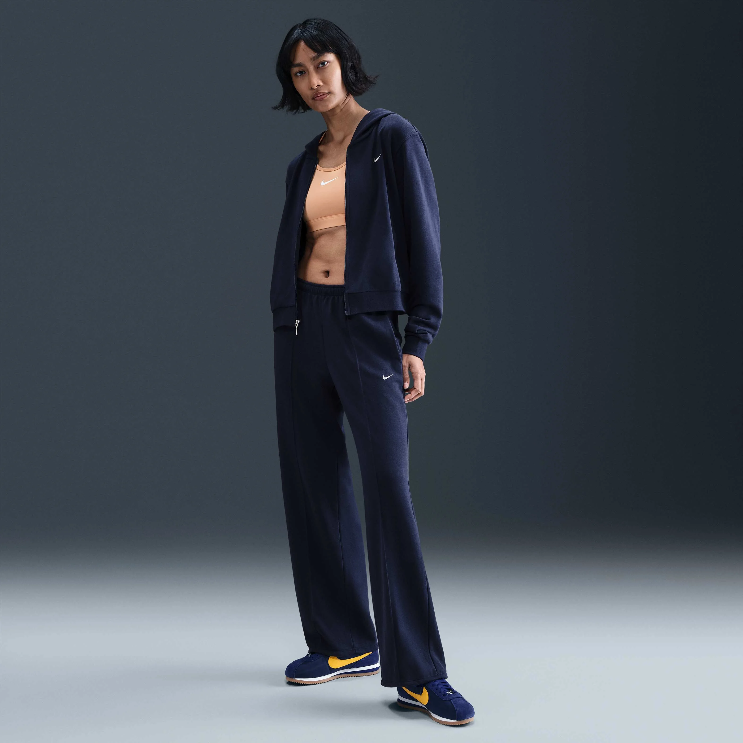 شلوار ورزشی زنانه نایک Sportswear Chill Terry با فاق متوسط و پارچه تری فرانسوی و لبه آزاد