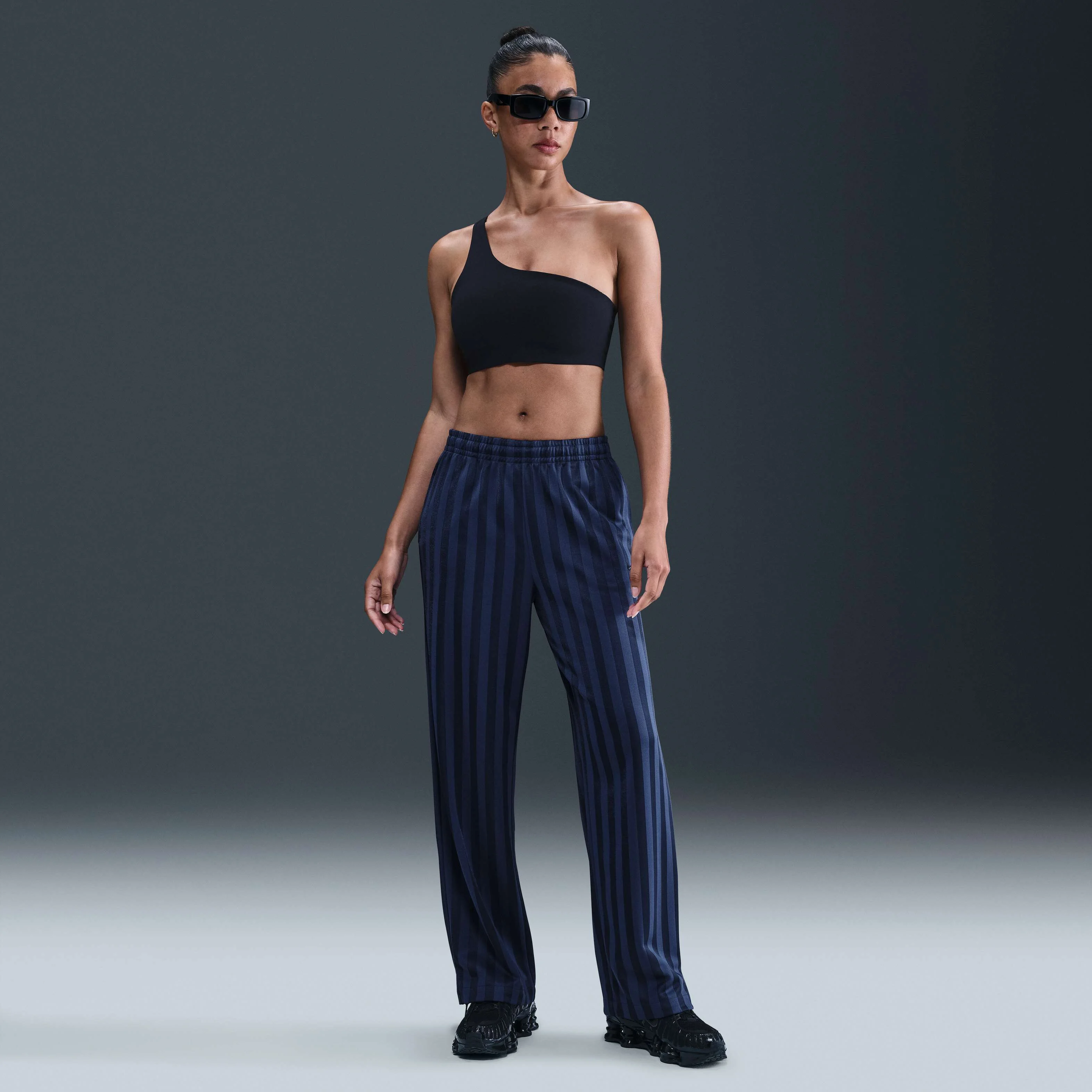 شلوار ورزشی زنانه نایک اسپرتس ویر با فاق متوسط و طرح راه راه ژاکارد شلوار ورزشی زنانه نایک اسپرتس ویر با فاق متوسط و طرح راه راه ژاکارد