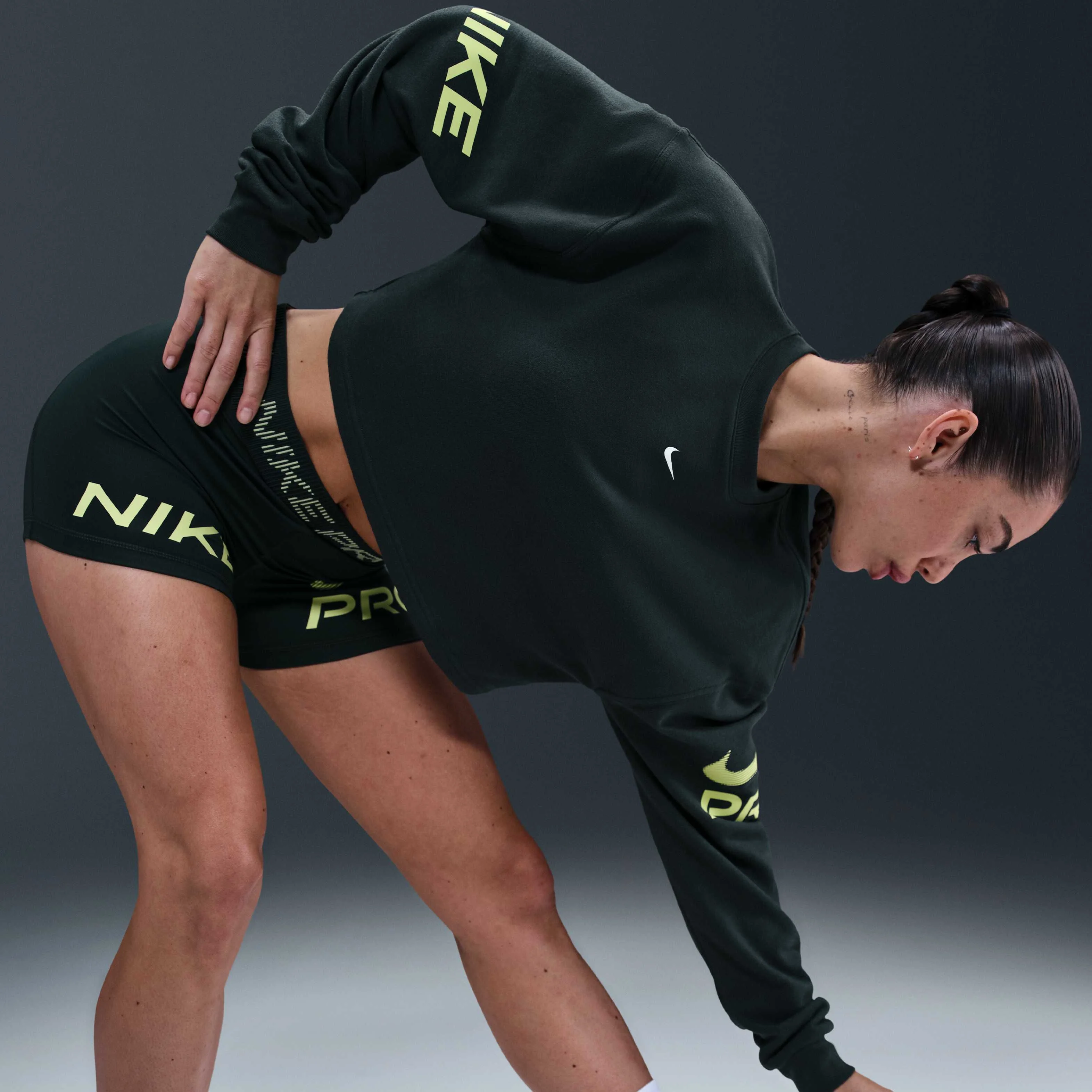 سویشرت زنانه نایکی پرو Dri-FIT با یقه گرد و پارچه تری فرانسوی