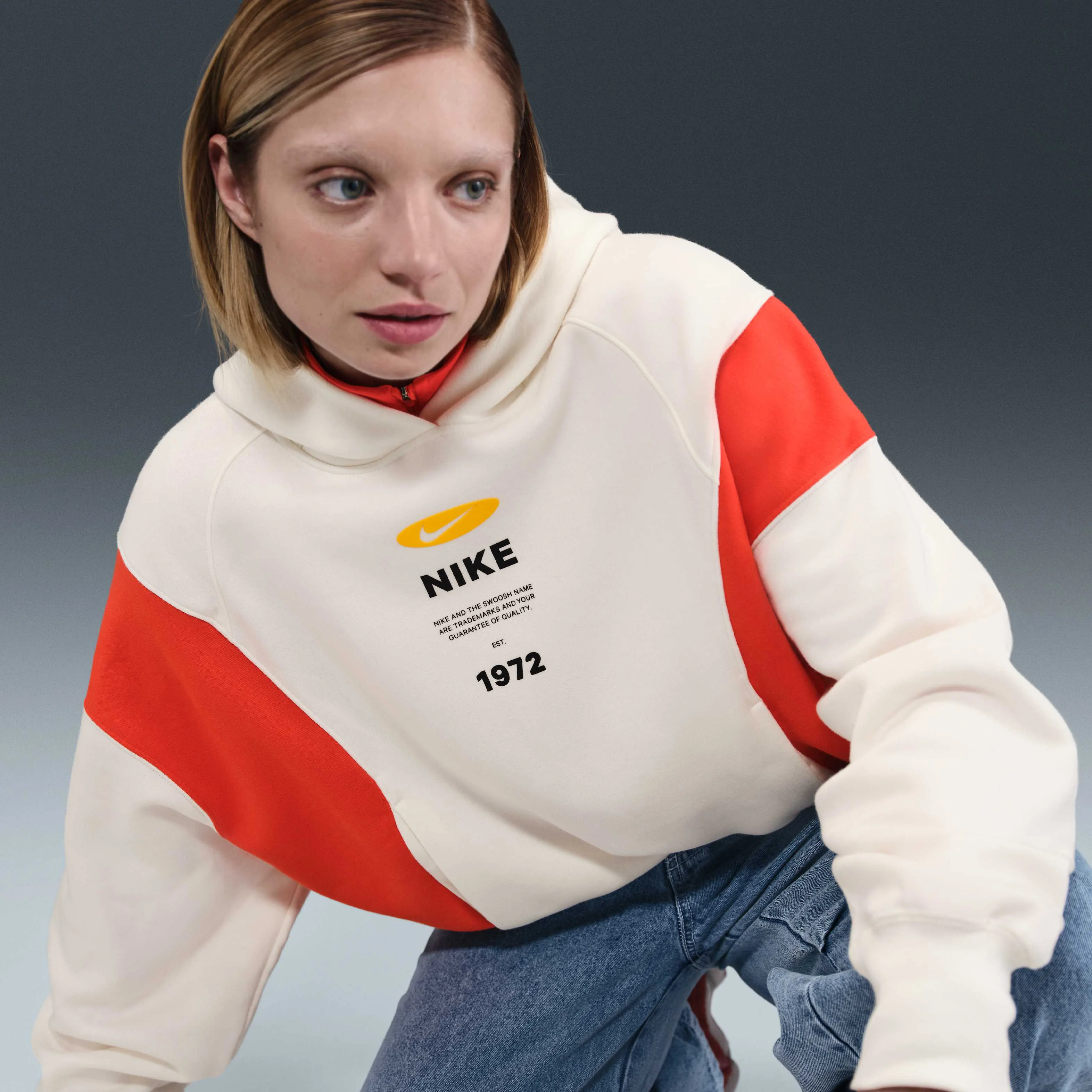 هودی بزرگ زنانه نایکی اسپرتسویر فونیکس فلیس - رنگ کرم/قرمز پیکانته/کرم