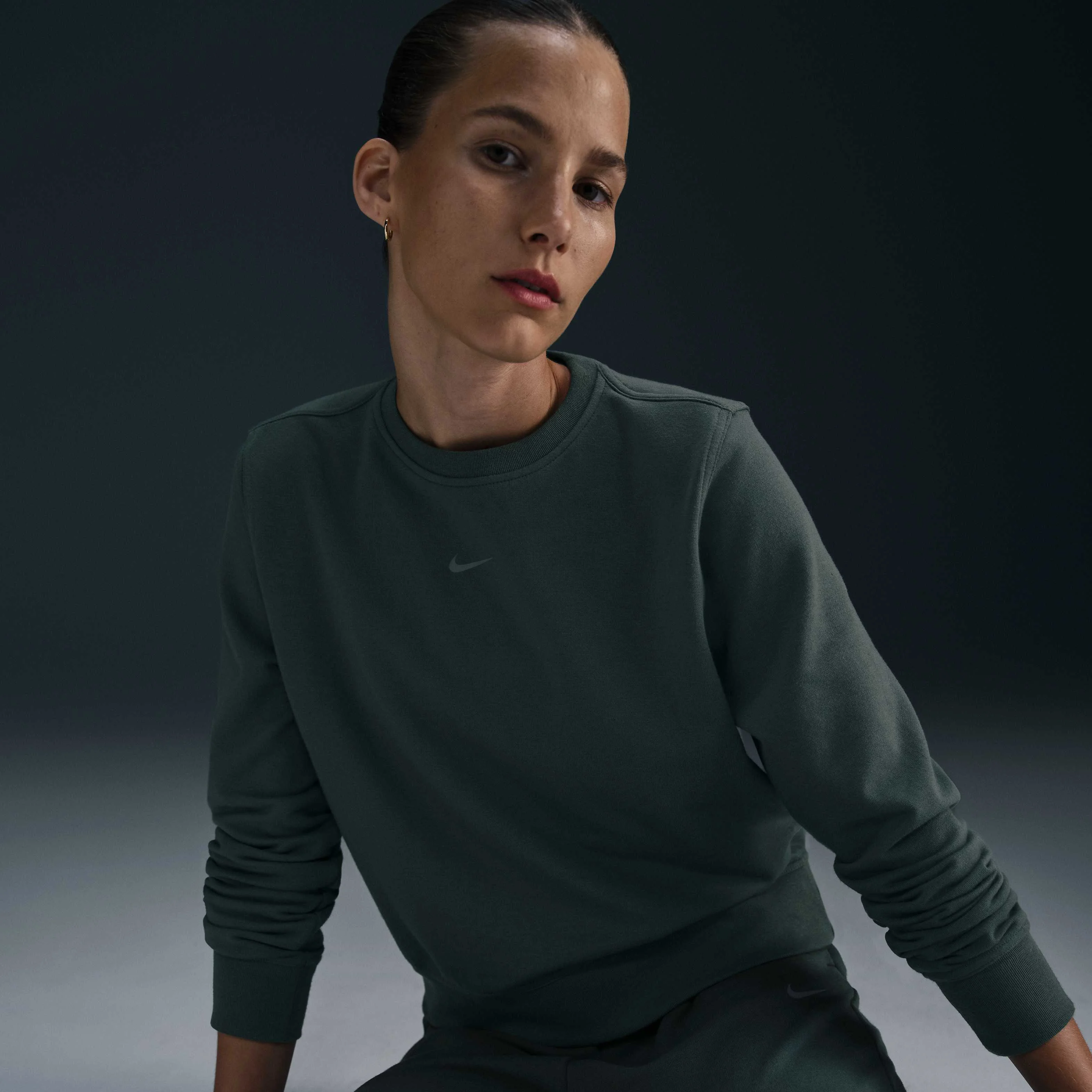 سویشرت زنانه نایکی Dri-FIT One با یقه گرد و پارچه تری فرانسوی سویشرت زنانه نایکی Dri-FIT One با یقه گرد و پارچه تری فرانسوی