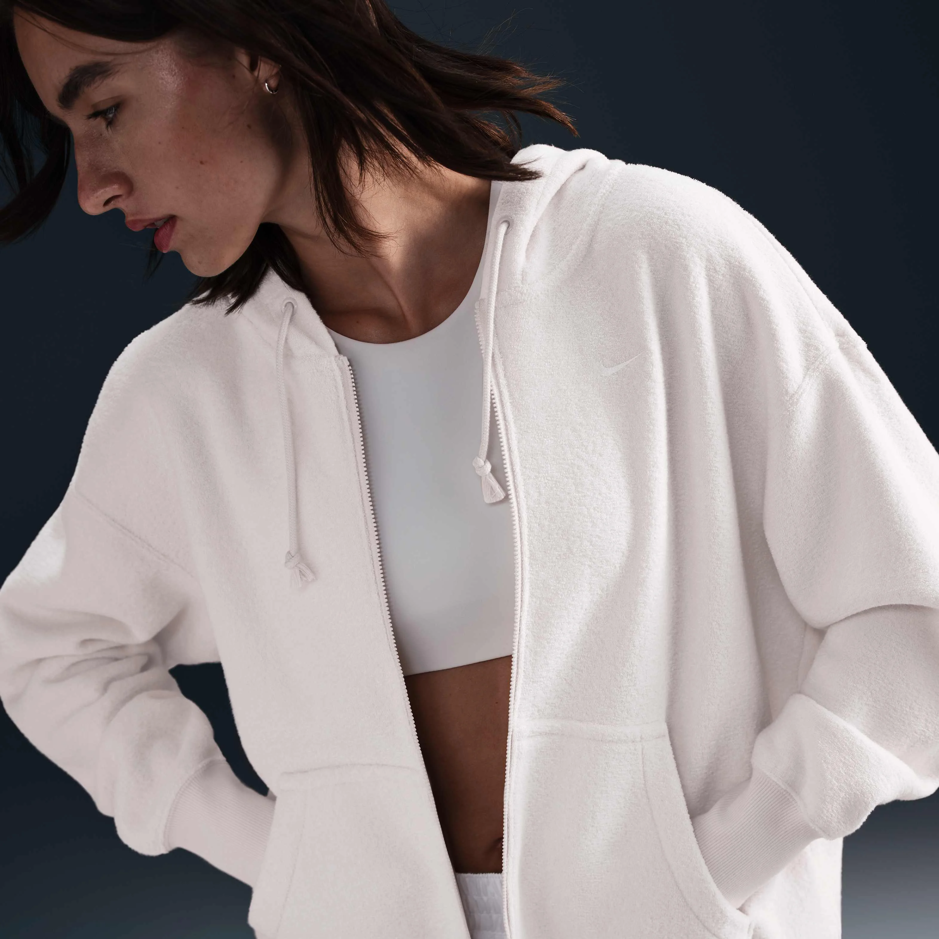 هودی پشمی زنانه نایکی اسپرتس ویر فونیکس پلااش با زیپ کامل - قهوه ای روشن/کرم