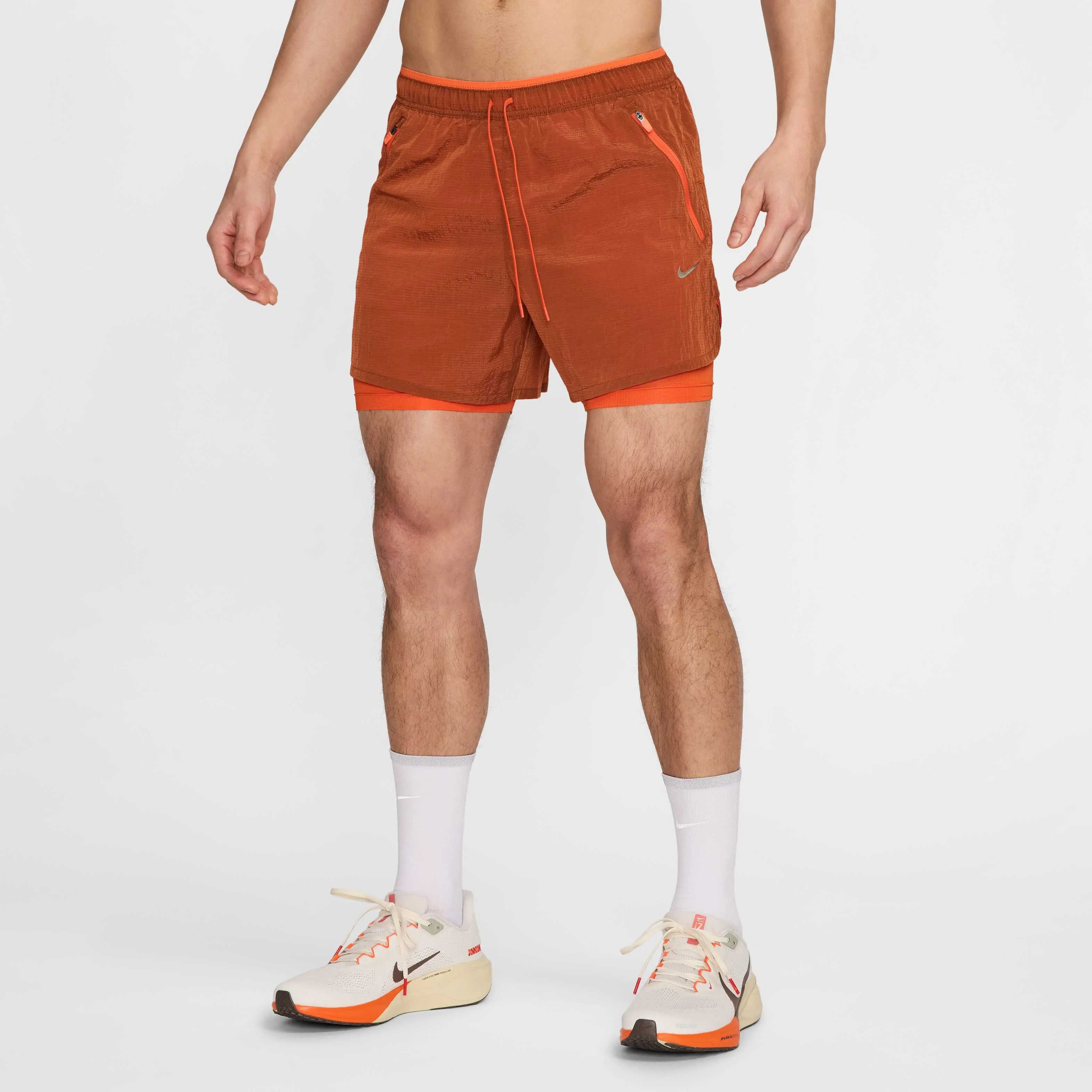 شورت ورزشی مردانه نایکی استراید رانینگ دیویژن 13 سانتی متری (تقریبی) با فناوری Dri-FIT و ضد آب، مدل 2 در 1