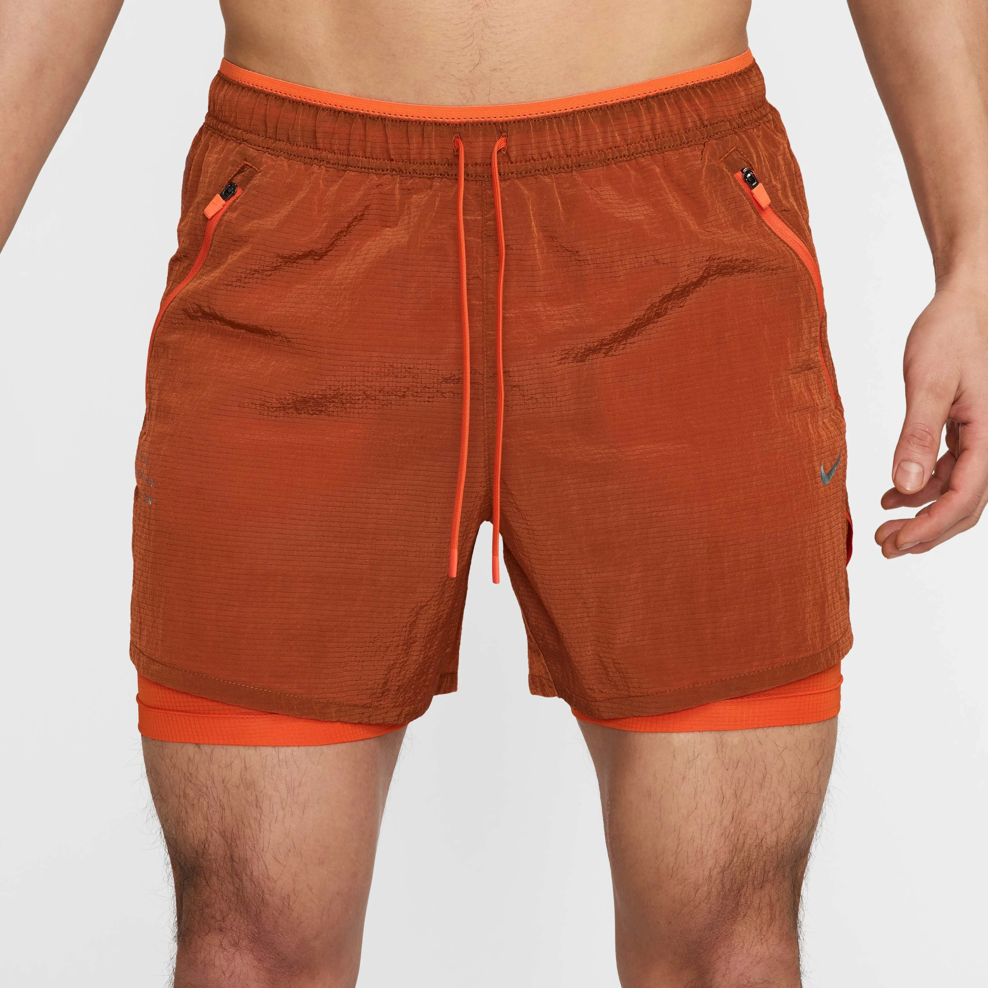 شورت ورزشی مردانه نایکی استراید رانینگ دیویژن 13 سانتی متری (تقریبی) با فناوری Dri-FIT و ضد آب، مدل 2 در 1