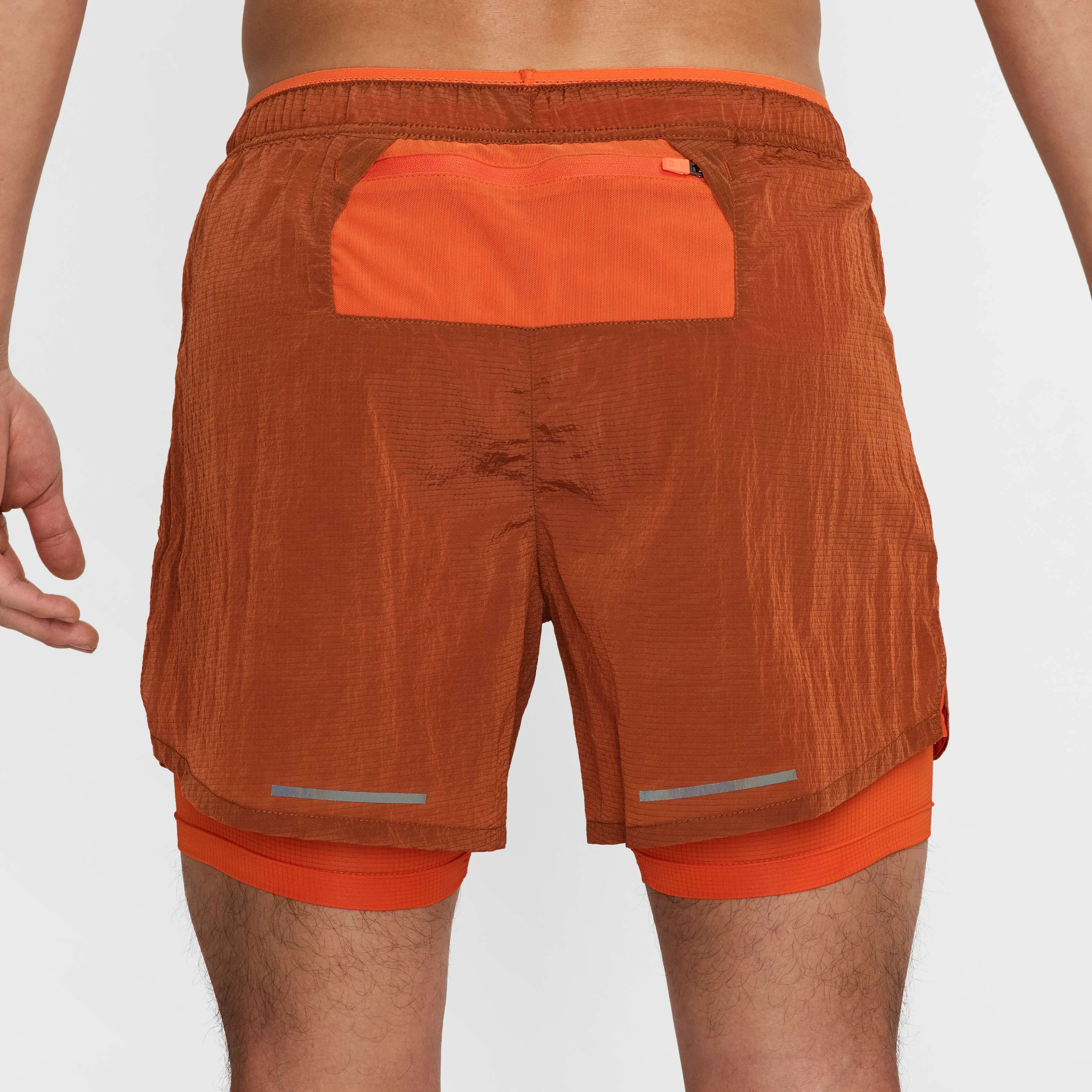 شورت ورزشی مردانه نایکی استراید رانینگ دیویژن 13 سانتی متری (تقریبی) با فناوری Dri-FIT و ضد آب، مدل 2 در 1